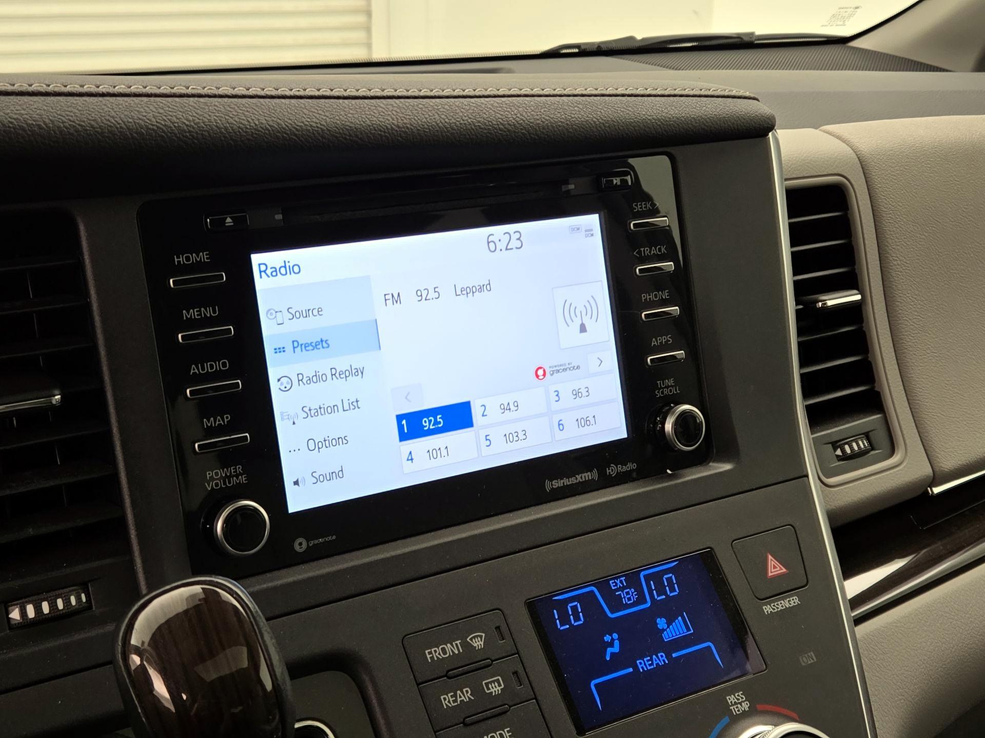 Thumbnail: 2018 Toyota Sienna - 16