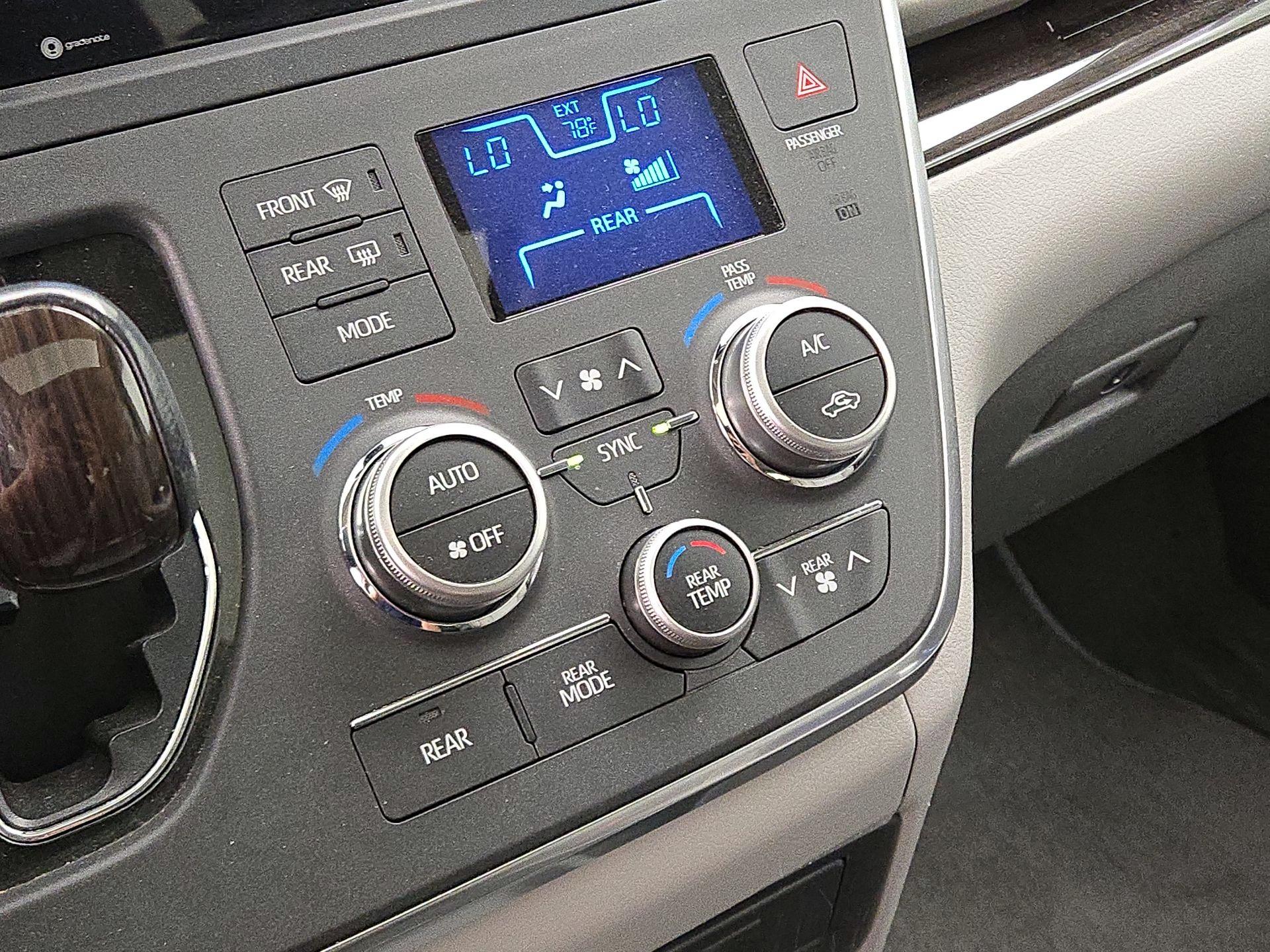 Thumbnail: 2018 Toyota Sienna - 17