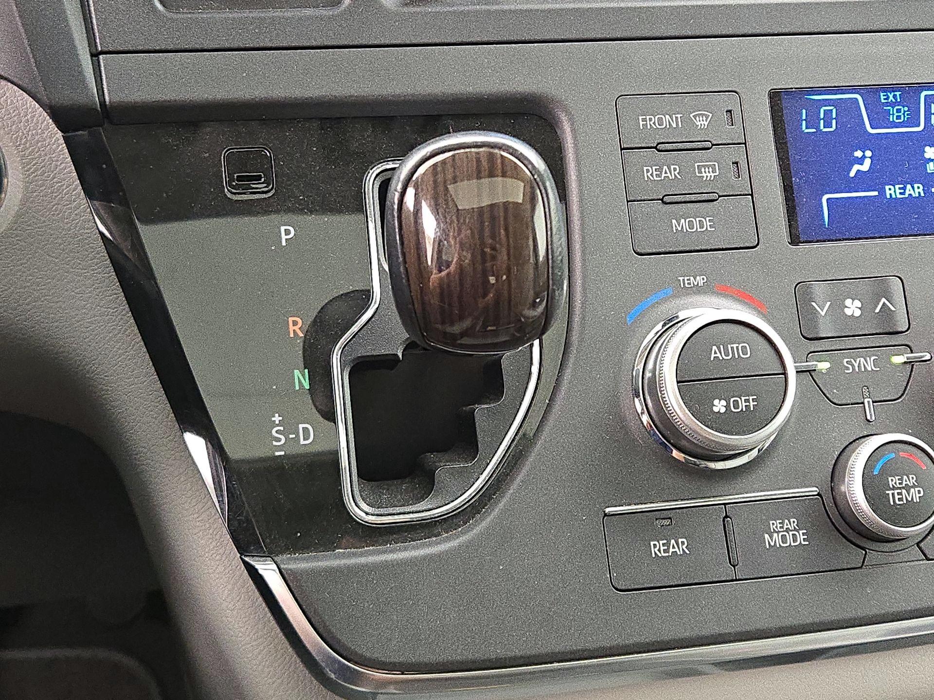 Thumbnail: 2018 Toyota Sienna - 18