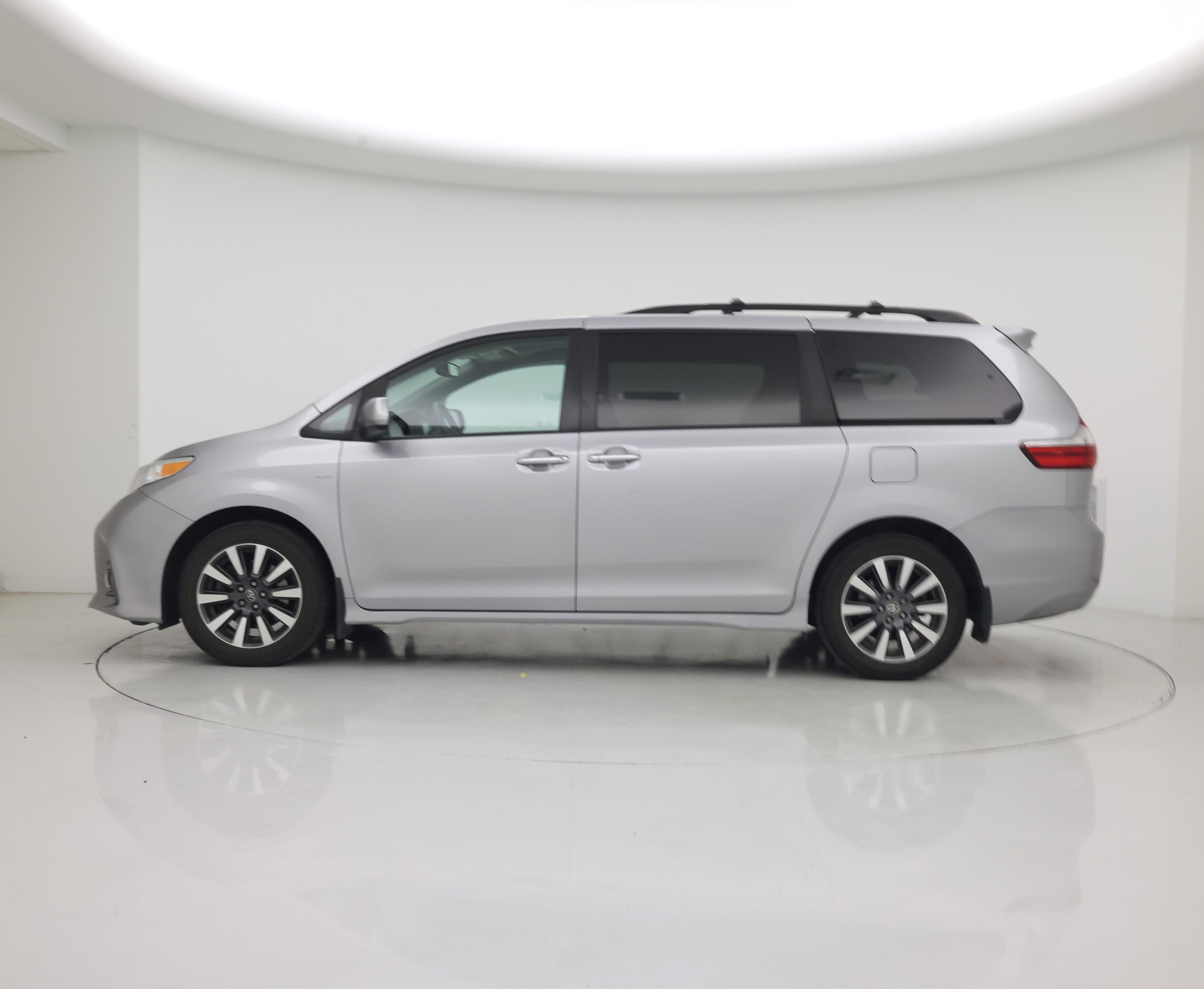 Thumbnail: 2018 Toyota Sienna - 3