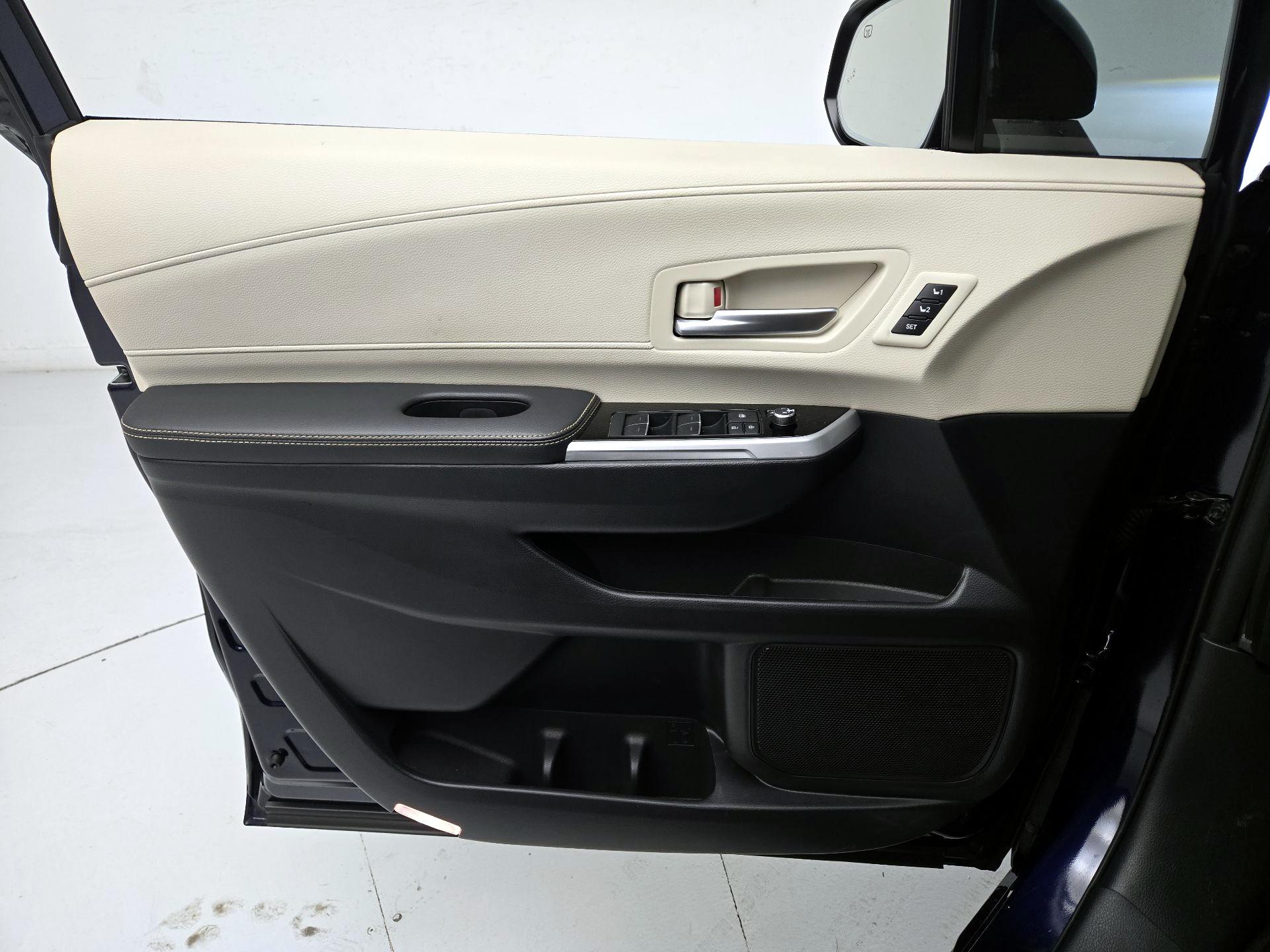 Thumbnail: 2025 Toyota Sienna - 12