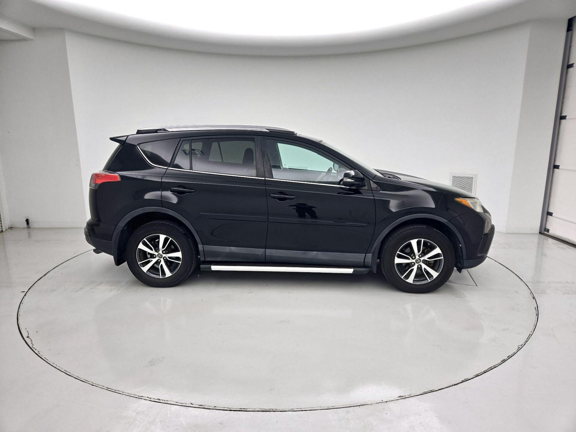 Thumbnail: 2017 Toyota RAV4 - 4