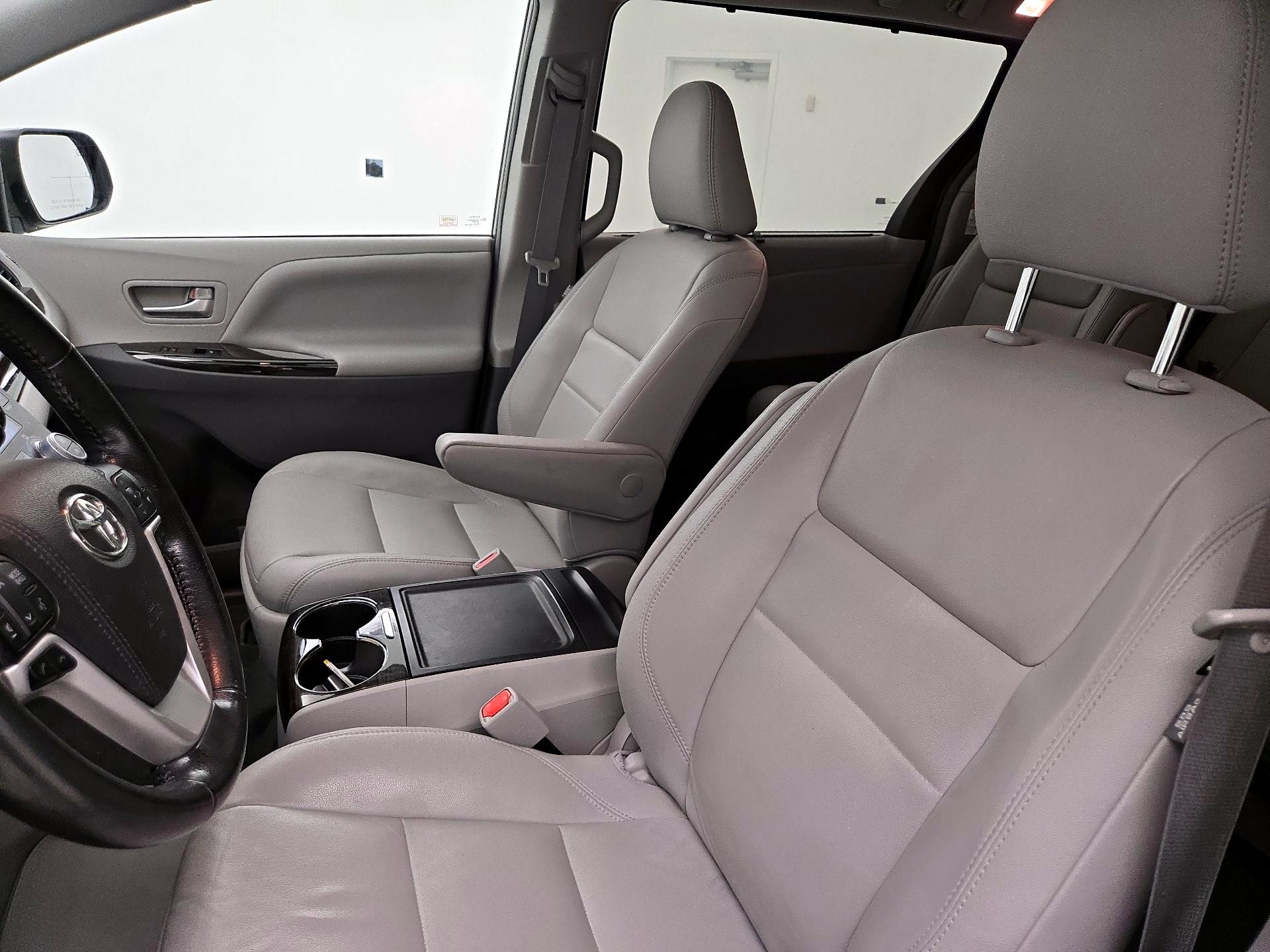 Thumbnail: 2019 Toyota Sienna - 11