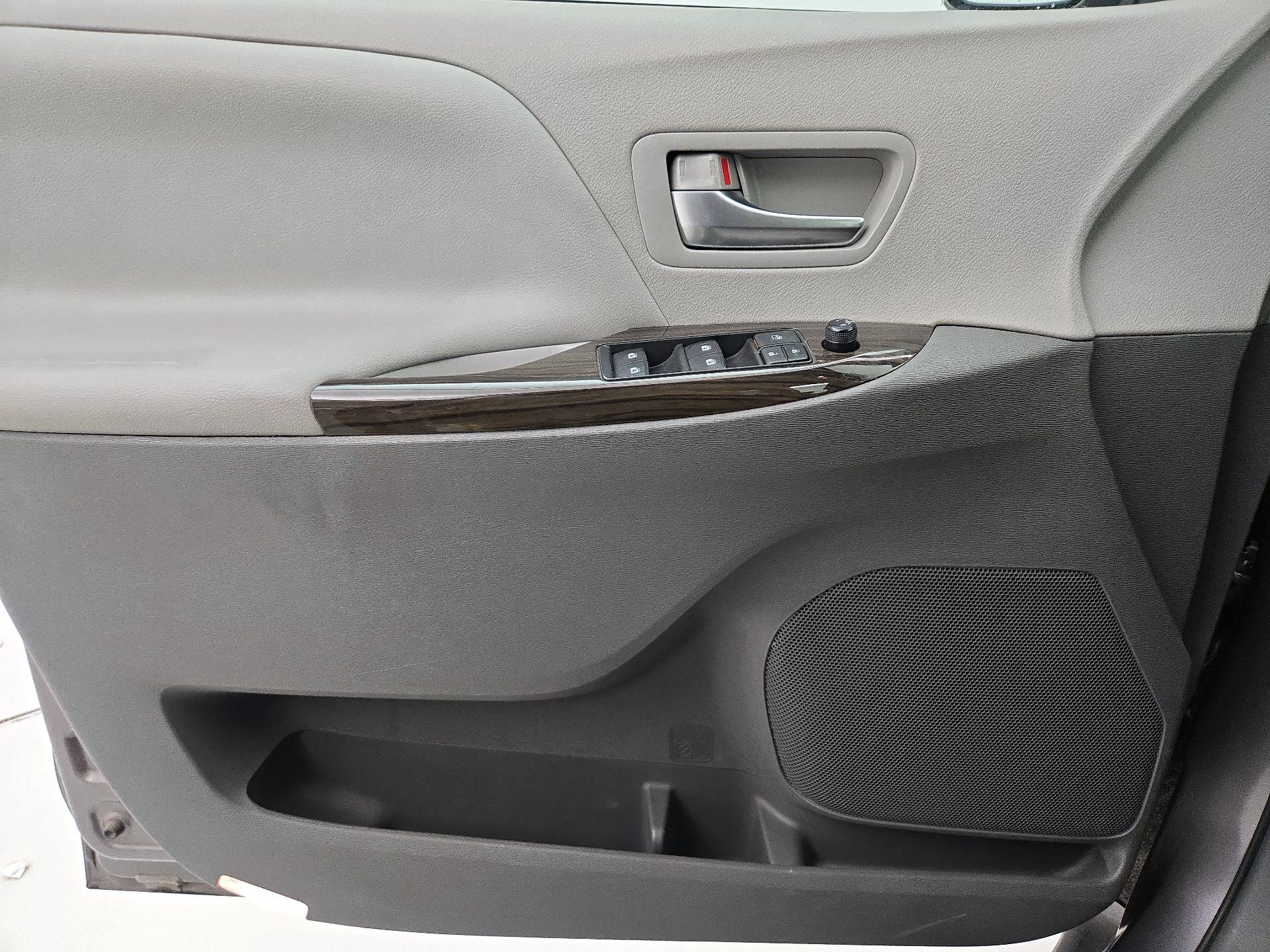 Thumbnail: 2019 Toyota Sienna - 12