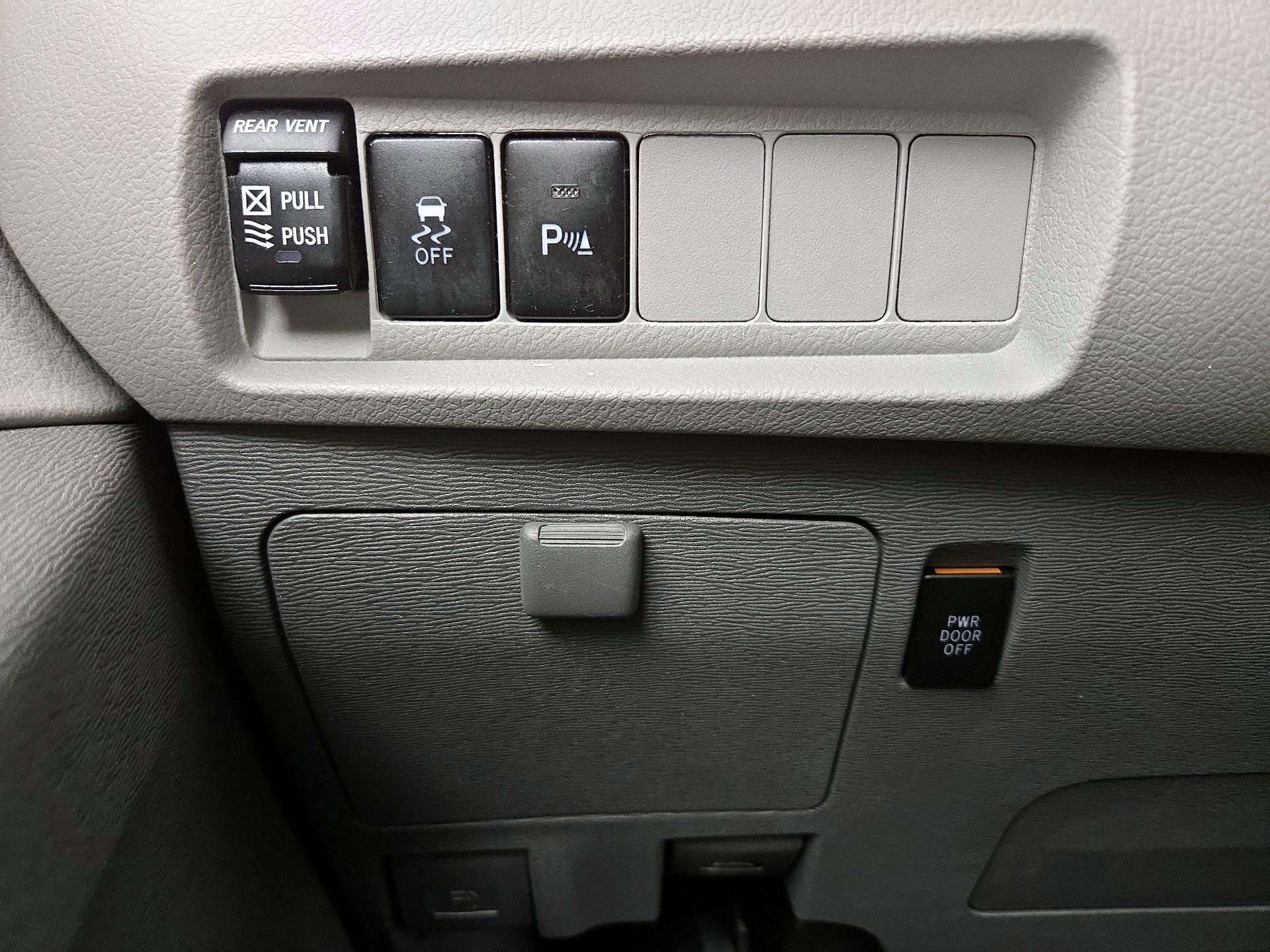 Thumbnail: 2019 Toyota Sienna - 13