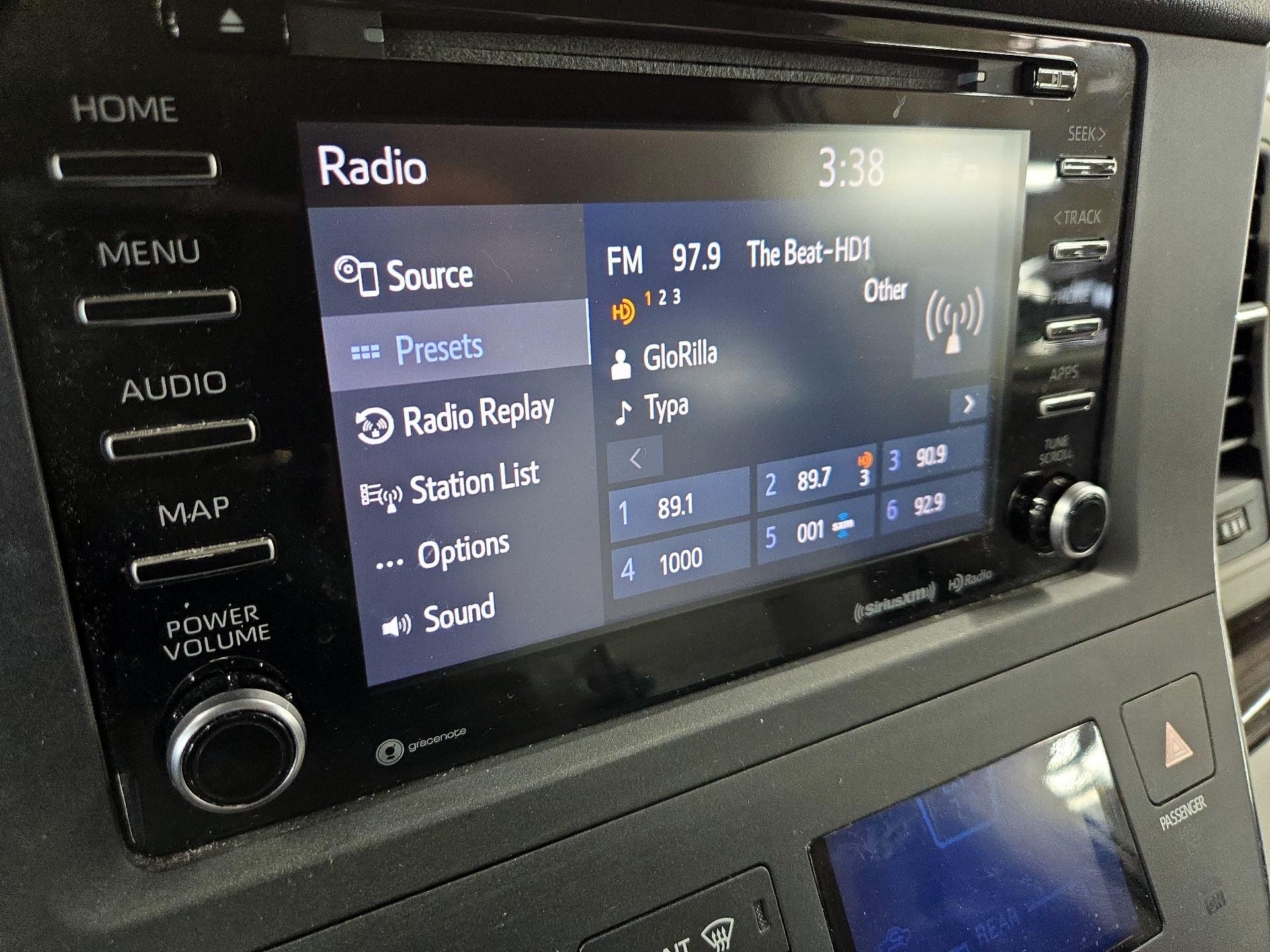 Thumbnail: 2019 Toyota Sienna - 16