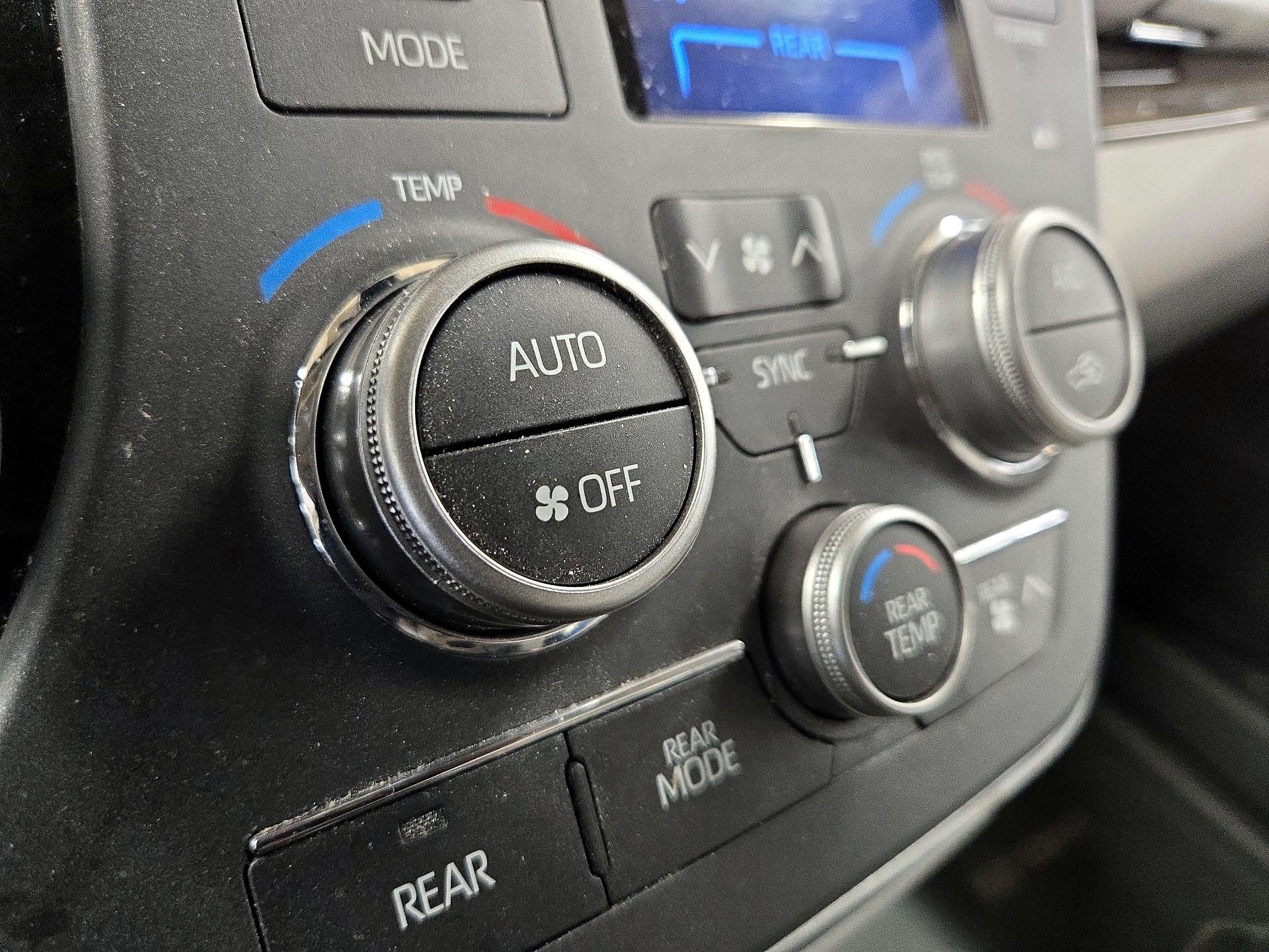 Thumbnail: 2019 Toyota Sienna - 17