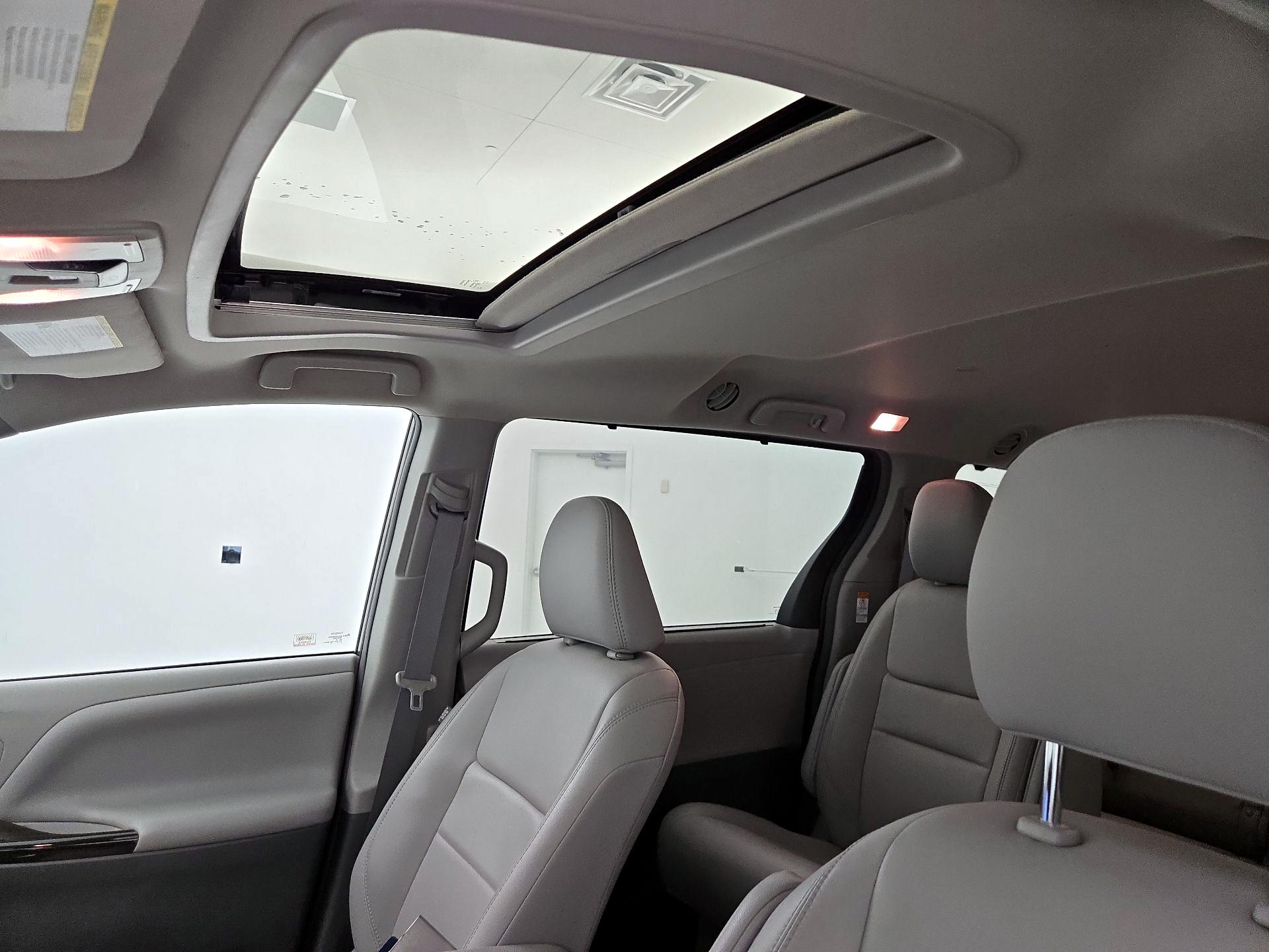 Thumbnail: 2019 Toyota Sienna - 20