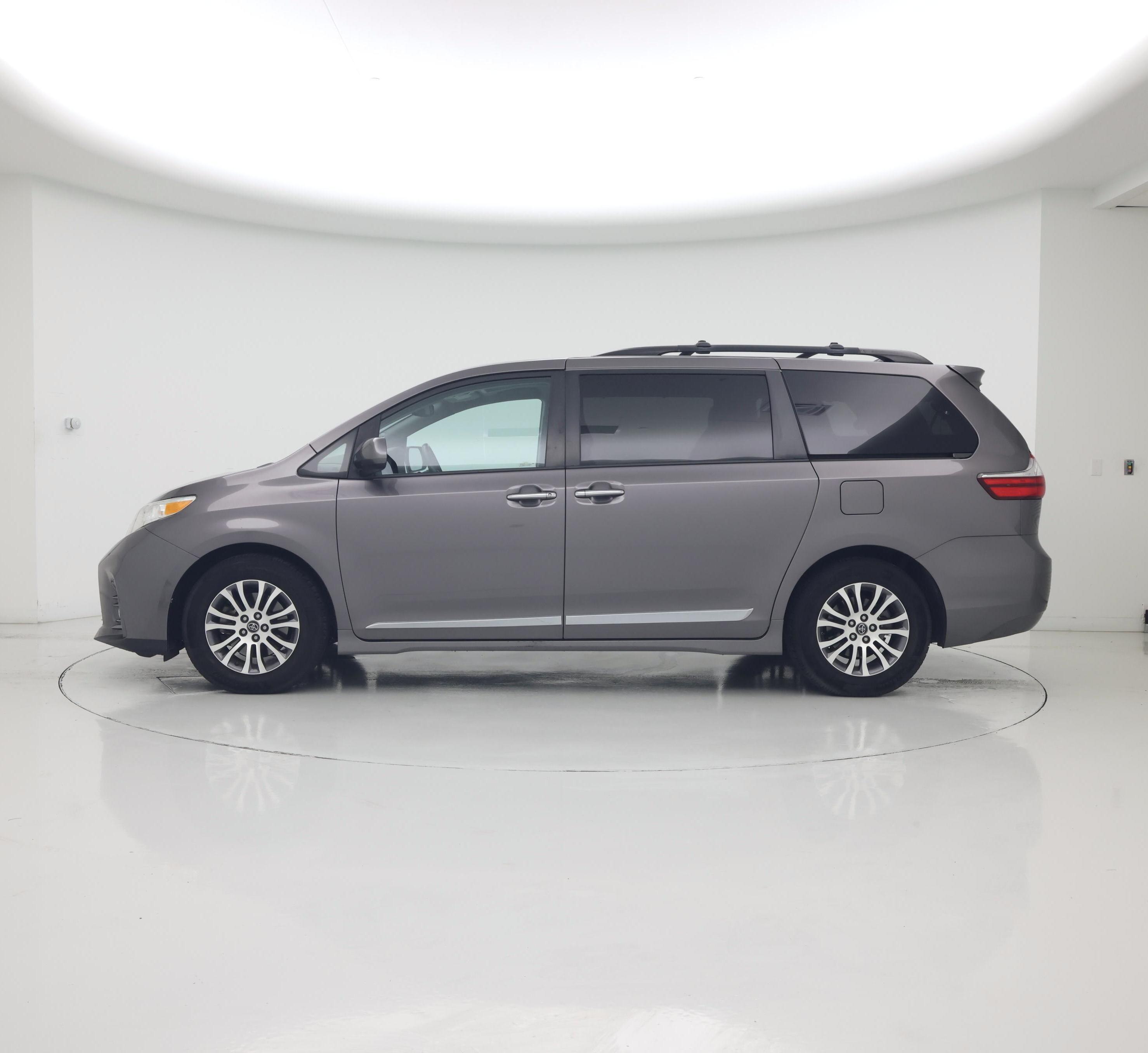 Thumbnail: 2019 Toyota Sienna - 3