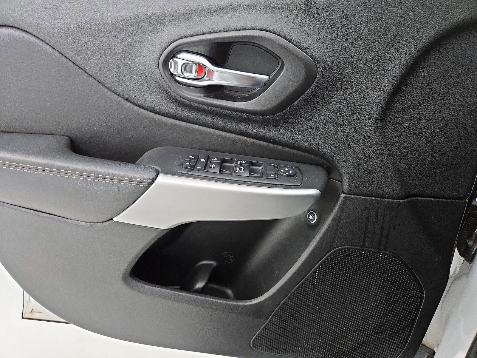 2018 Jeep Cherokee Latitude Plus - Photo 13