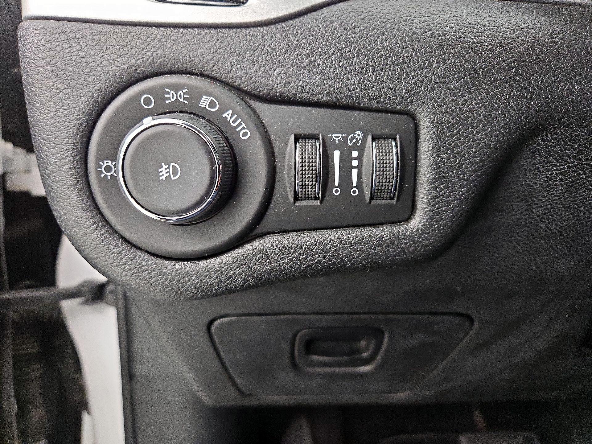 Thumbnail: 2018 Jeep Cherokee - 13