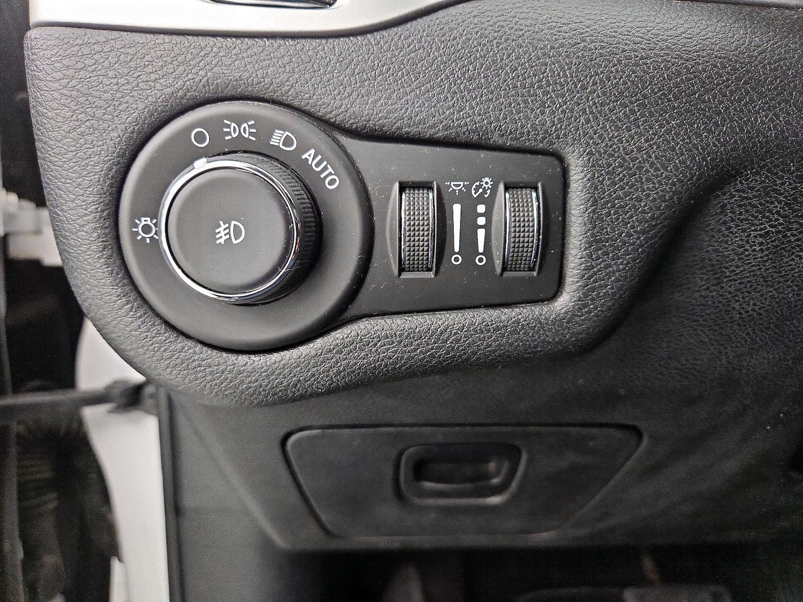 2018 Jeep Cherokee Latitude Plus - Photo 14