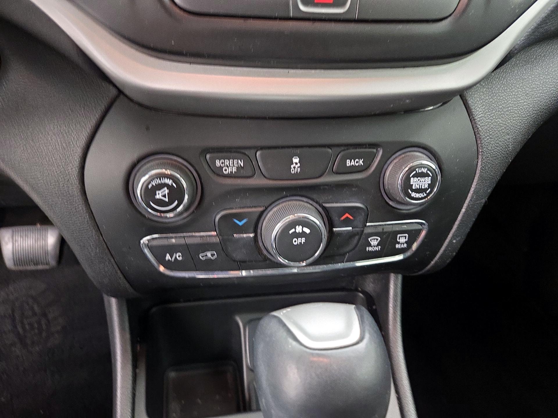Thumbnail: 2018 Jeep Cherokee - 17