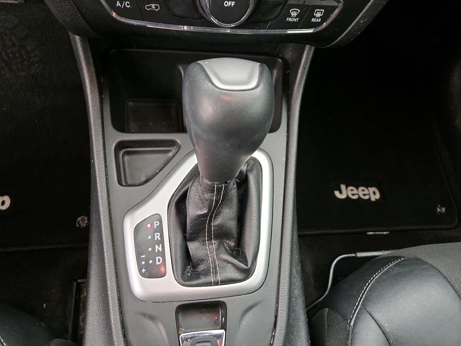 2018 Jeep Cherokee Latitude Plus - Photo 19