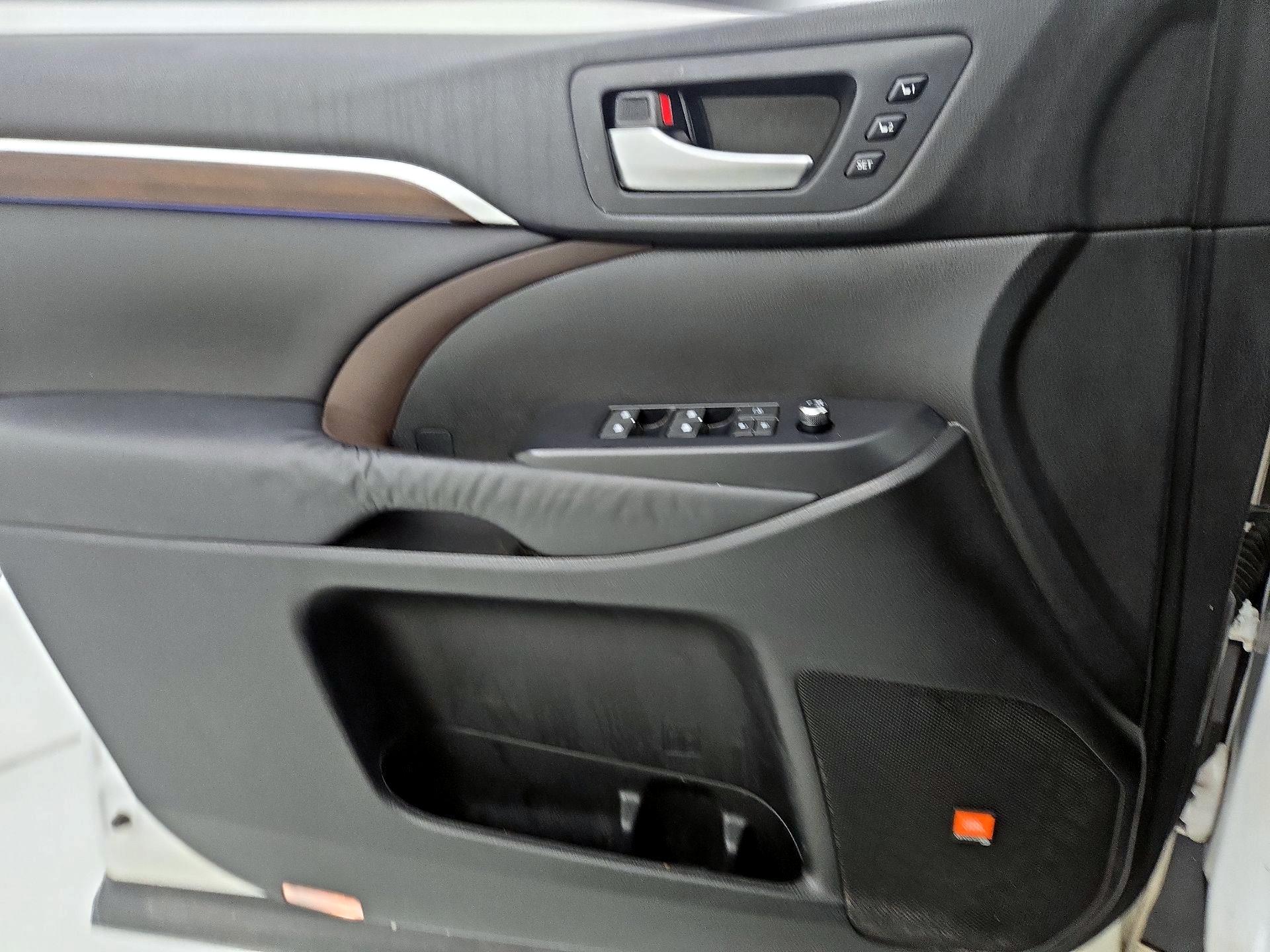Thumbnail: 2016 Toyota Highlander - 12