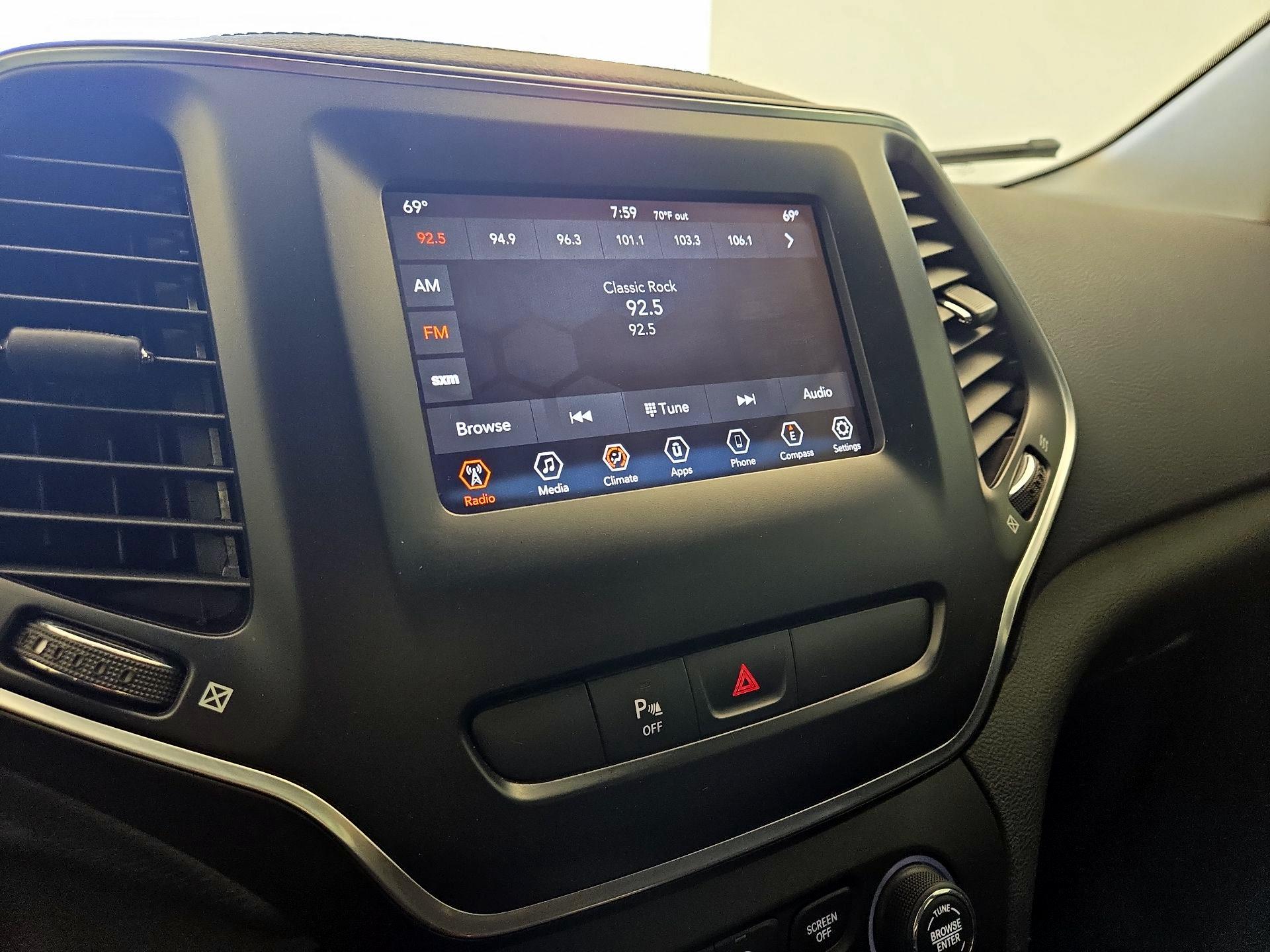 Thumbnail: 2019 Jeep Cherokee - 15