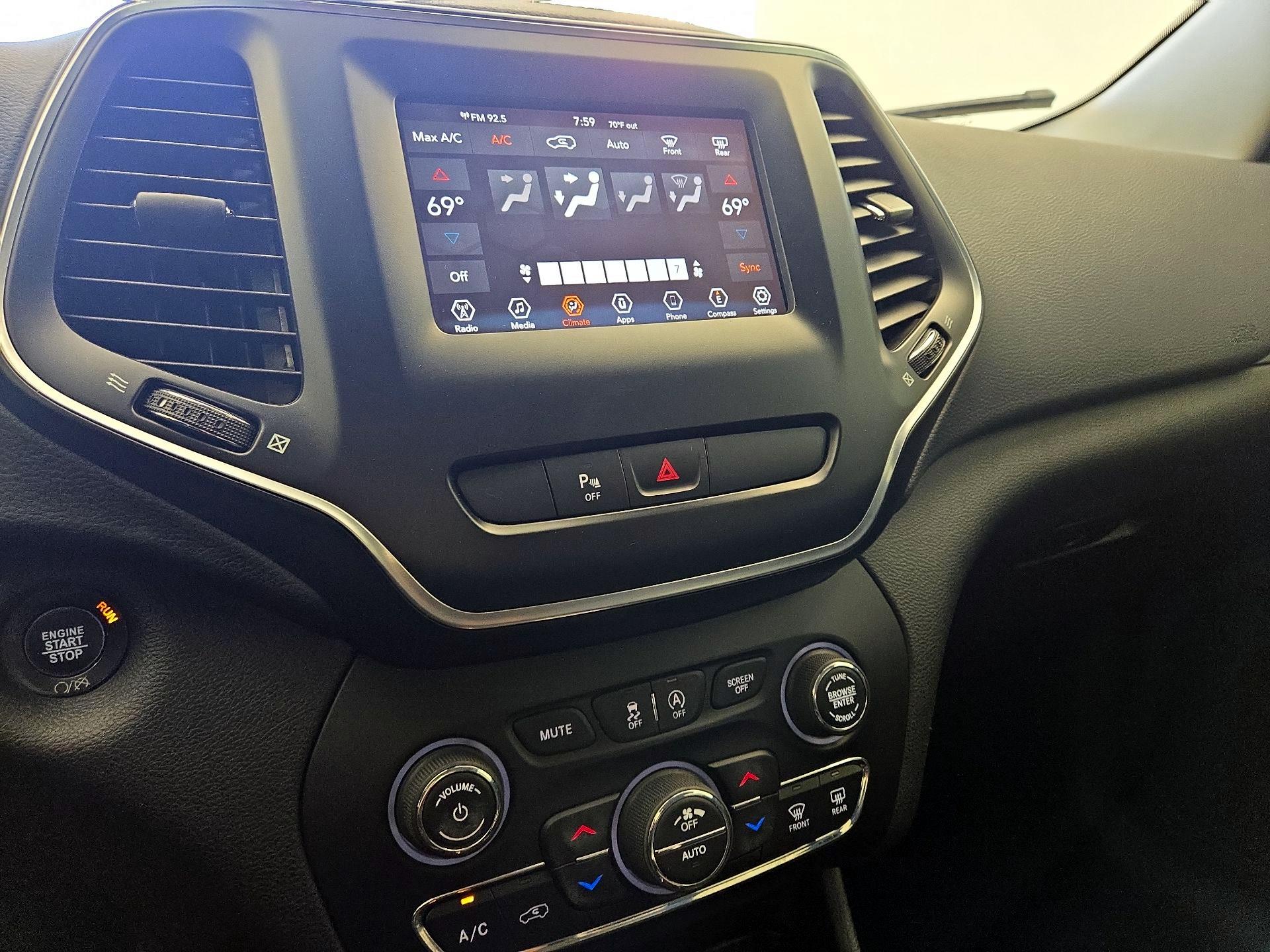 Thumbnail: 2019 Jeep Cherokee - 16