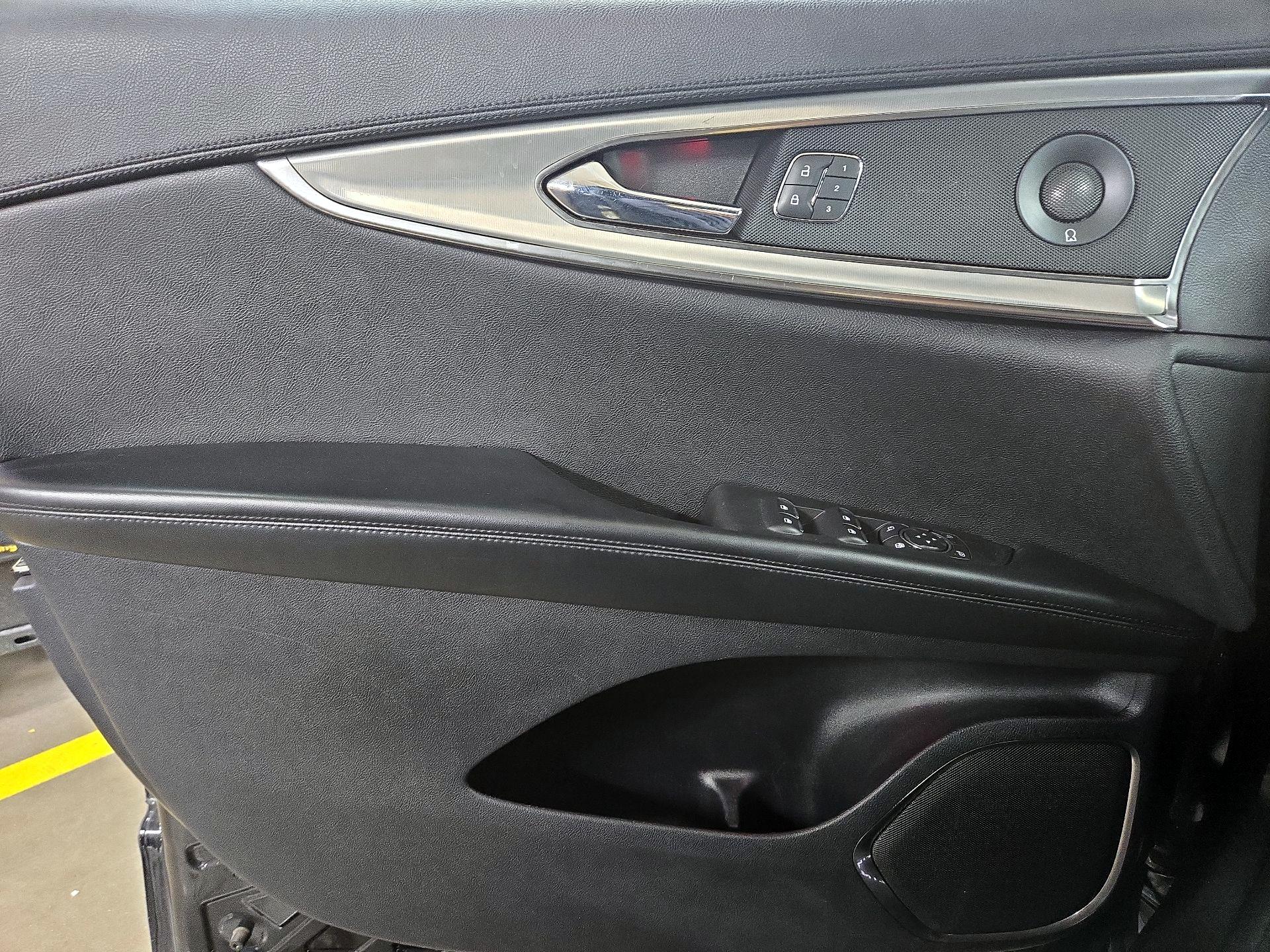 Thumbnail: 2019 Lincoln Nautilus - 12