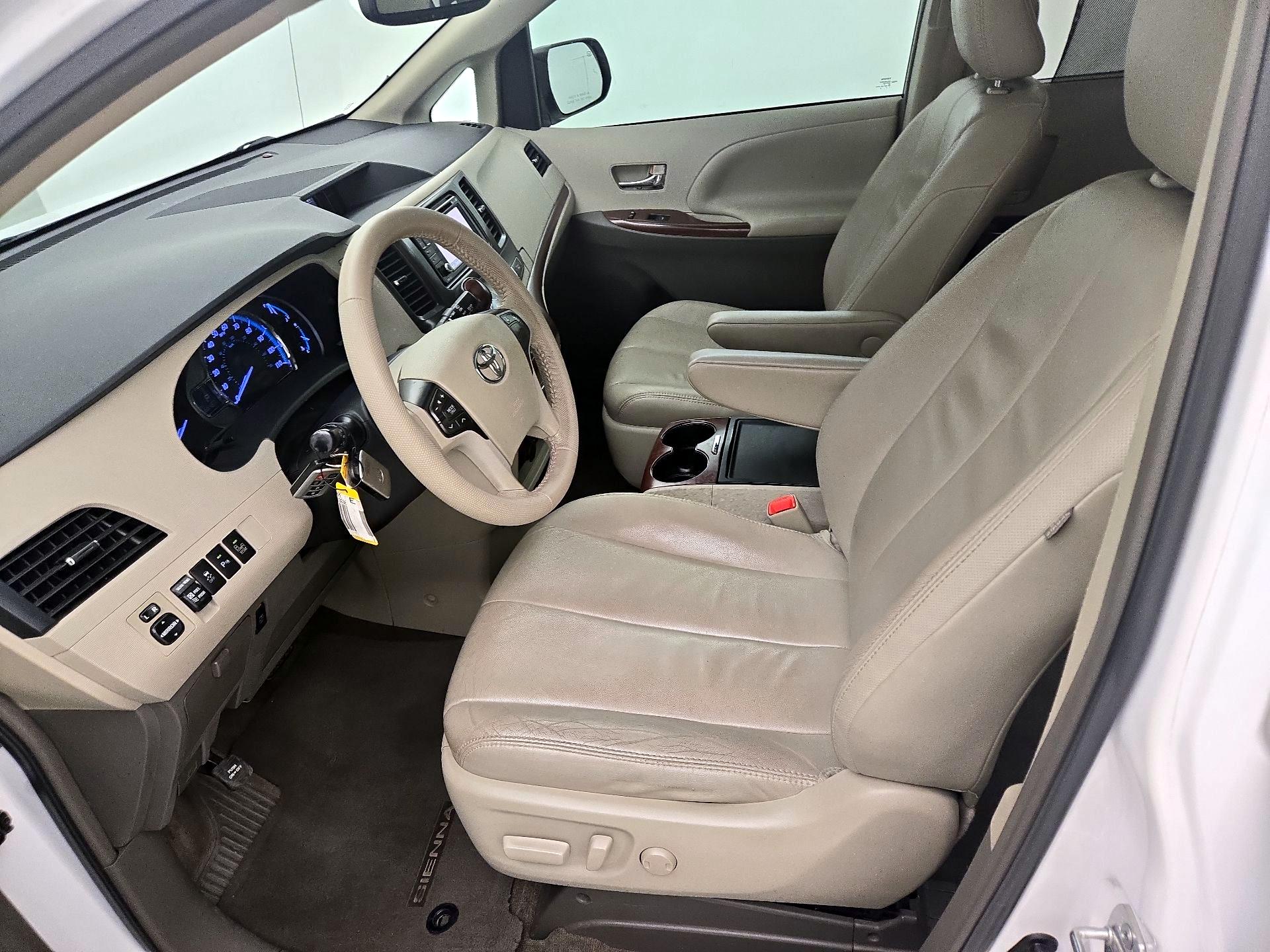 Thumbnail: 2014 Toyota Sienna - 11