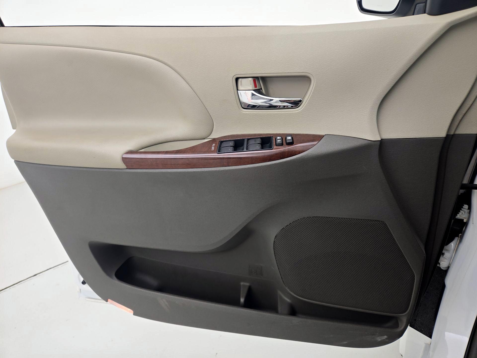 Thumbnail: 2014 Toyota Sienna - 12