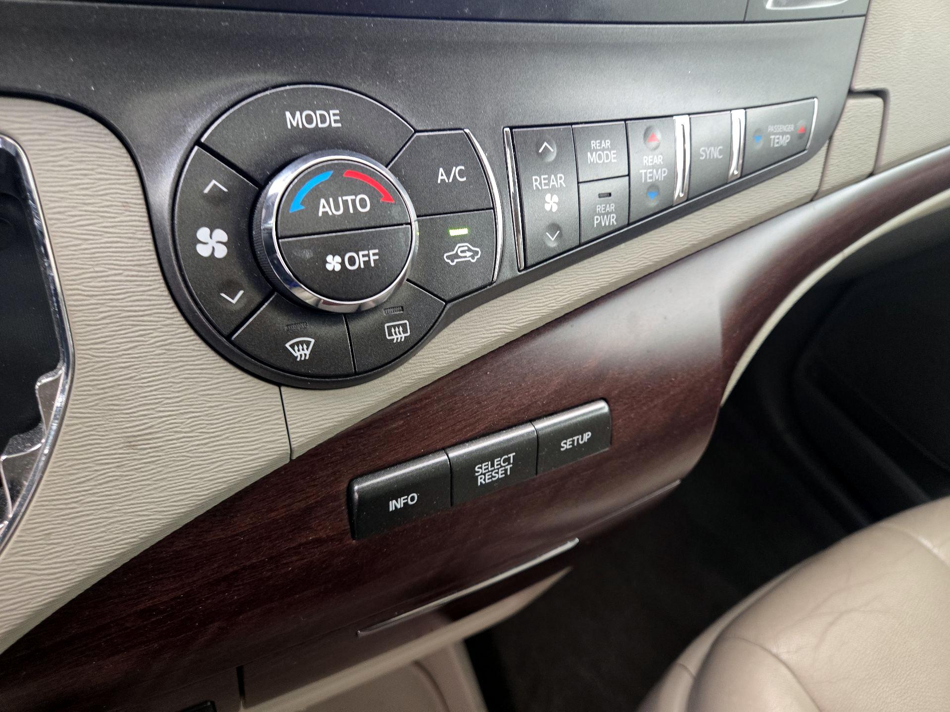 Thumbnail: 2014 Toyota Sienna - 17