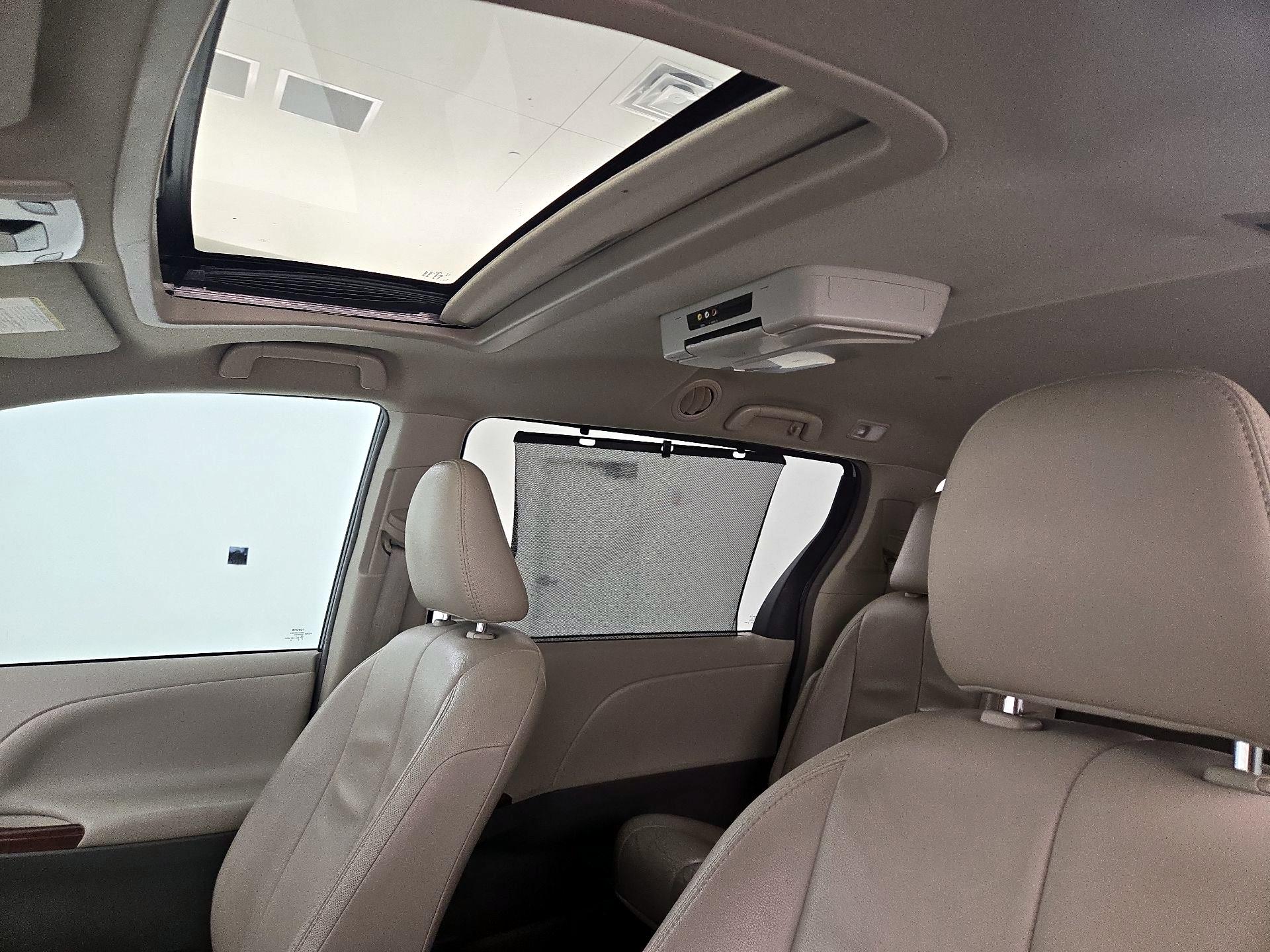 Thumbnail: 2014 Toyota Sienna - 20