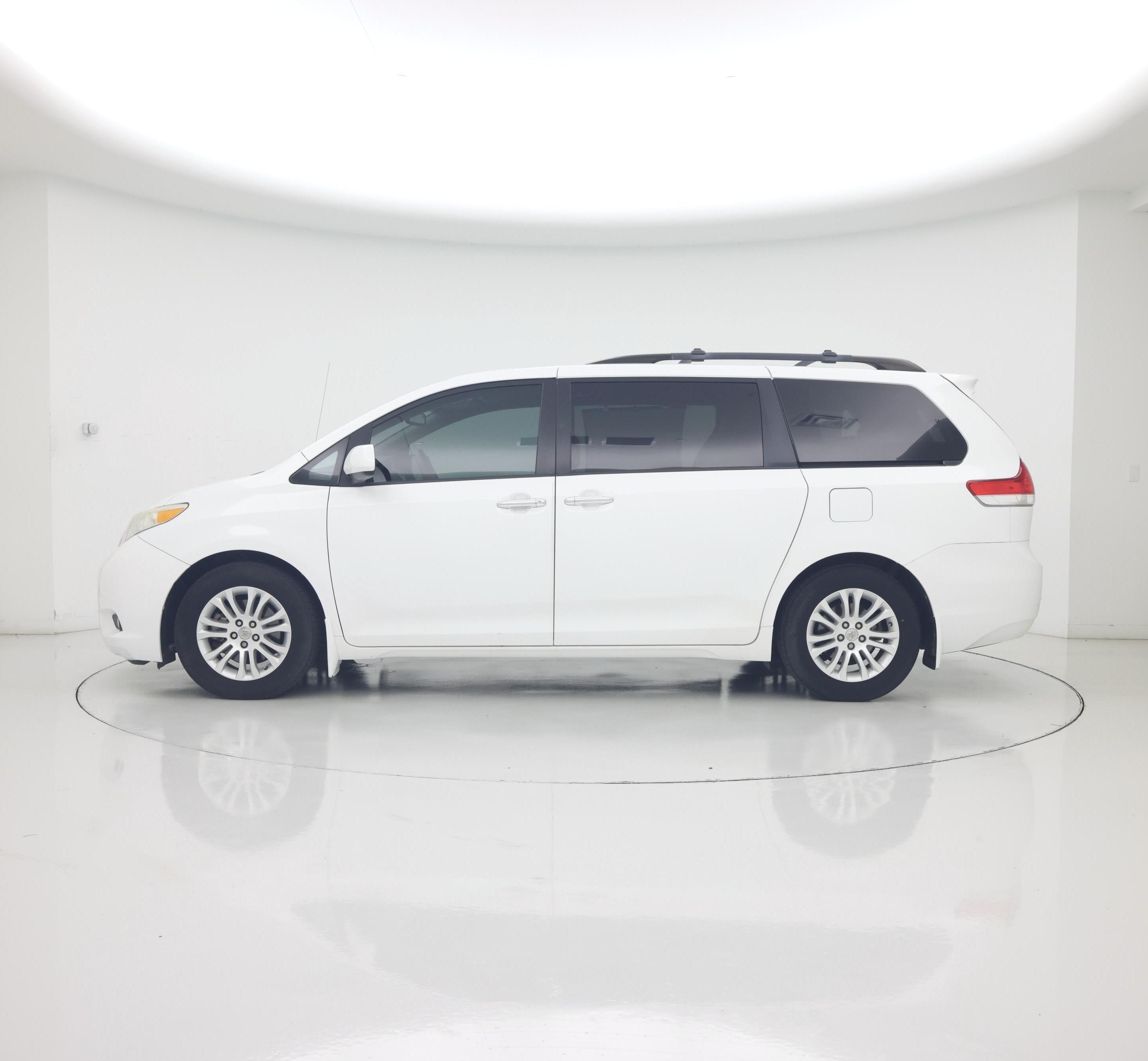 Thumbnail: 2014 Toyota Sienna - 3