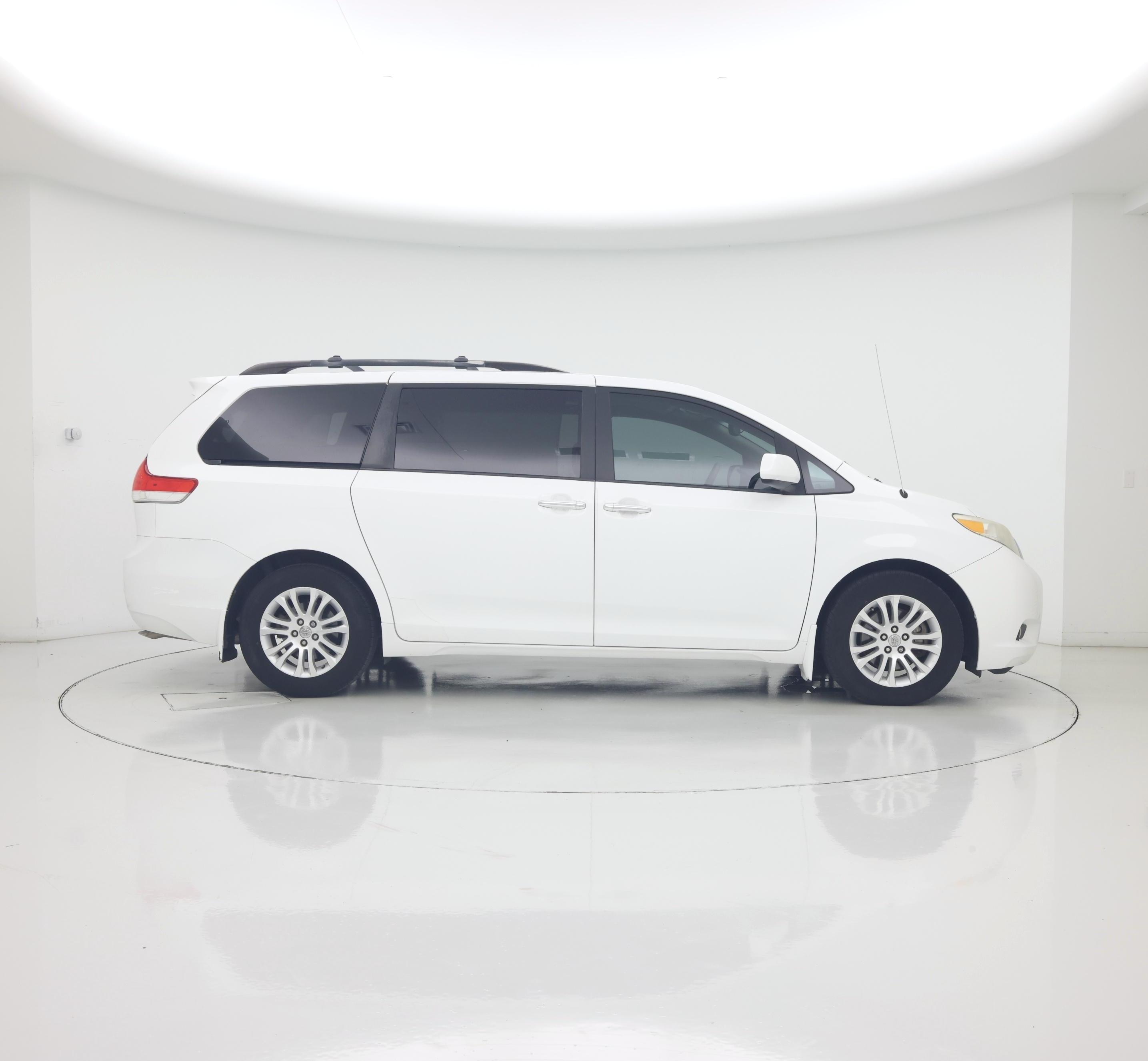 Thumbnail: 2014 Toyota Sienna - 7