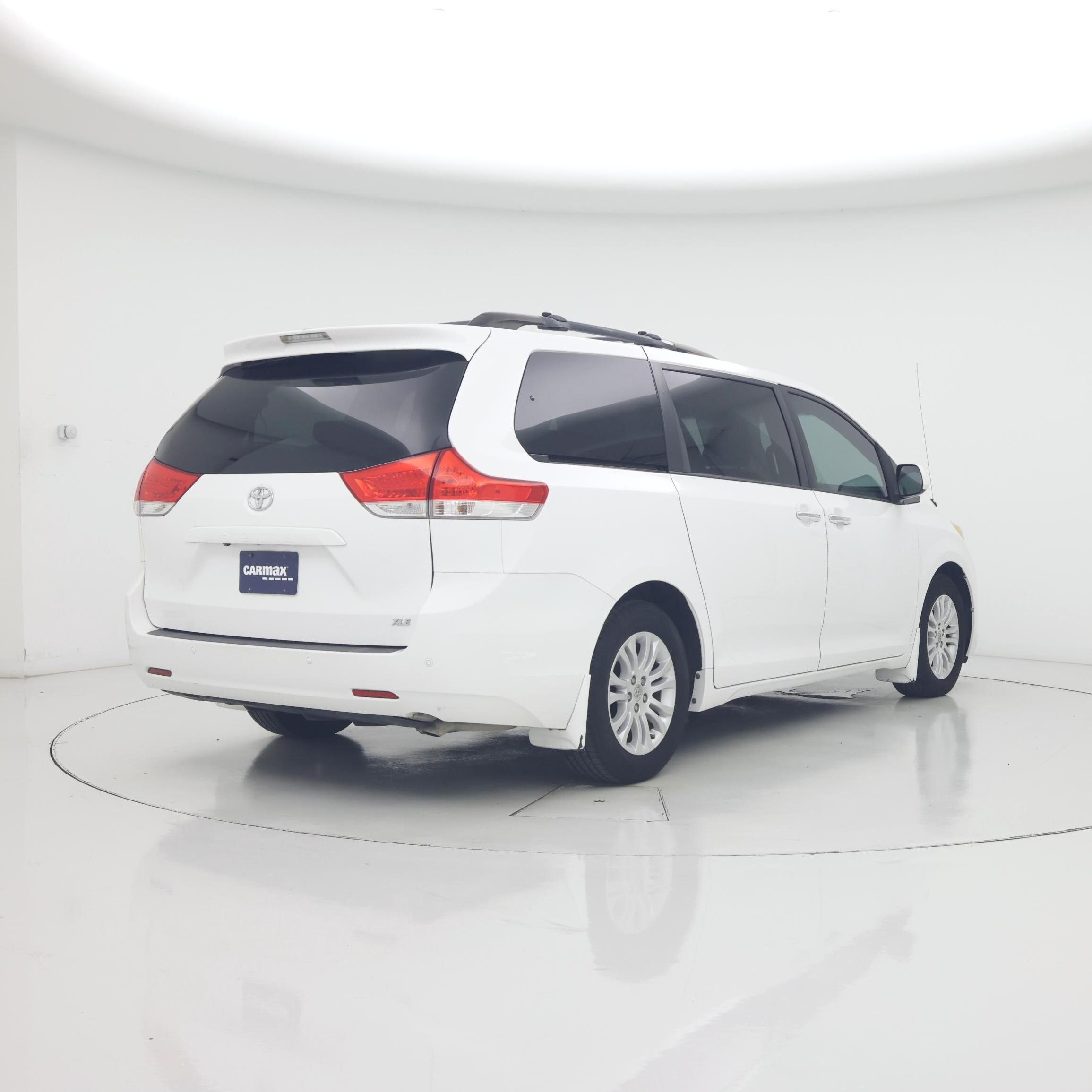 Thumbnail: 2014 Toyota Sienna - 8