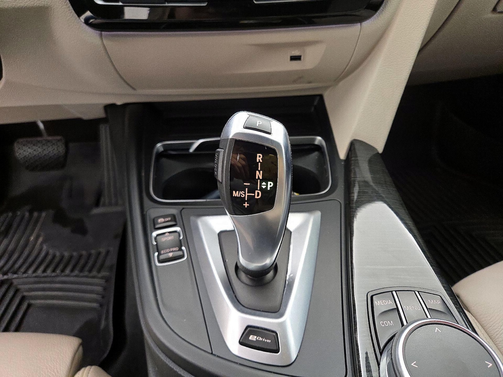 2018 BMW 3 Series 330e - Photo 17