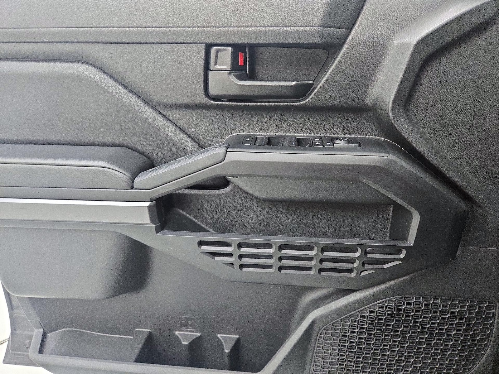 2025 Toyota Tacoma SR5 - Photo 13