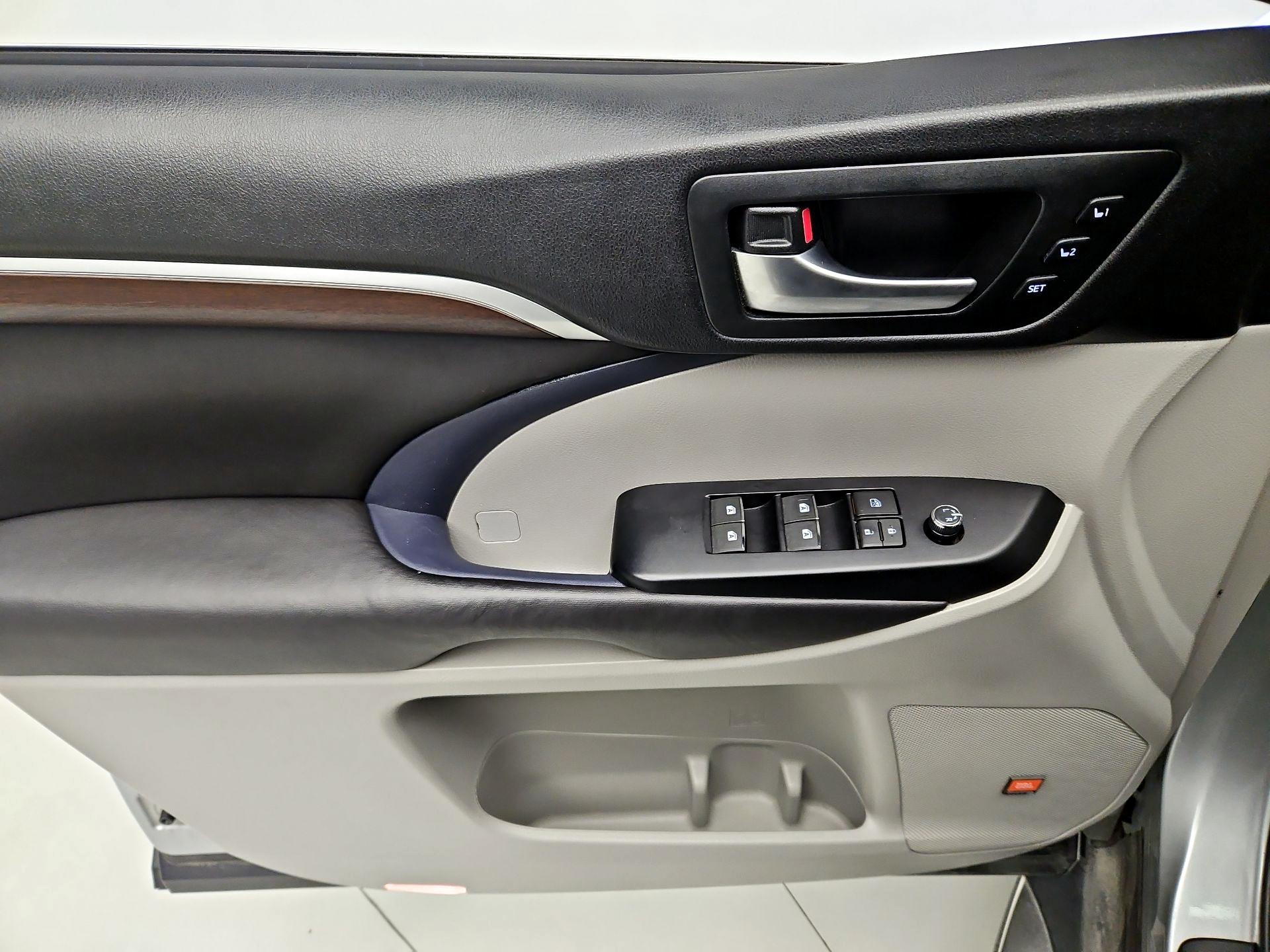 Thumbnail: 2016 Toyota Highlander - 12