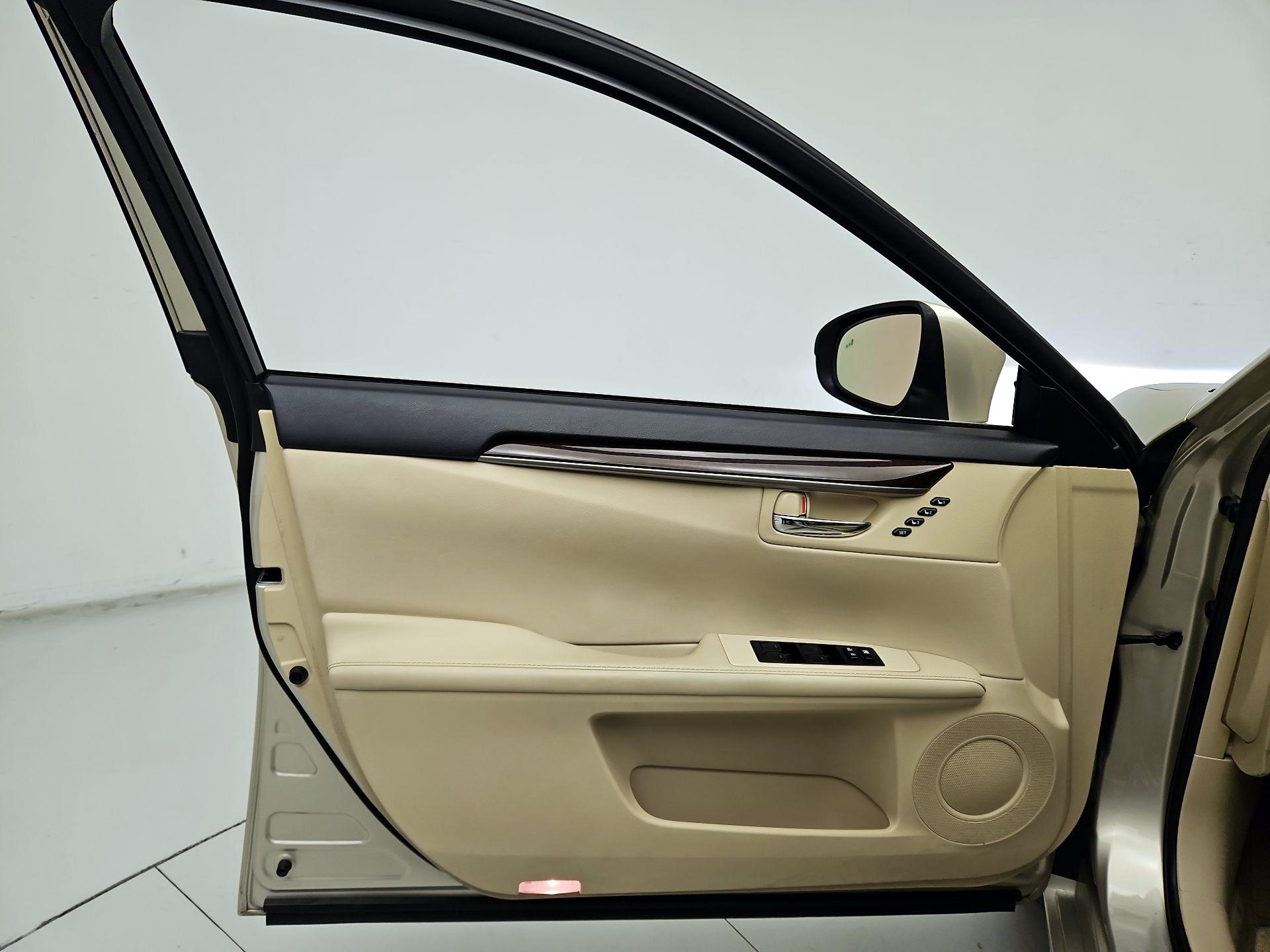 Thumbnail: 2015 Lexus ES - 12