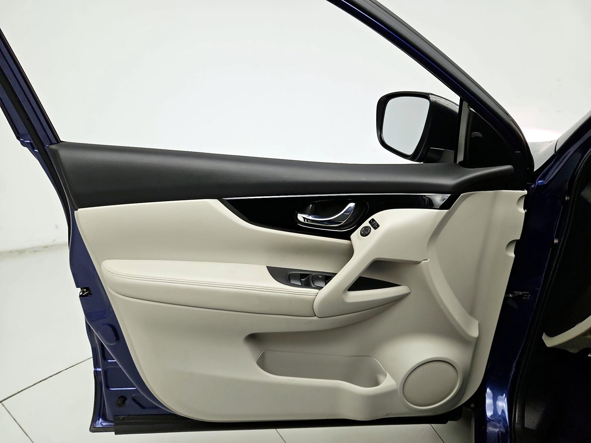 Thumbnail: 2020 Nissan Rogue Sport - 12