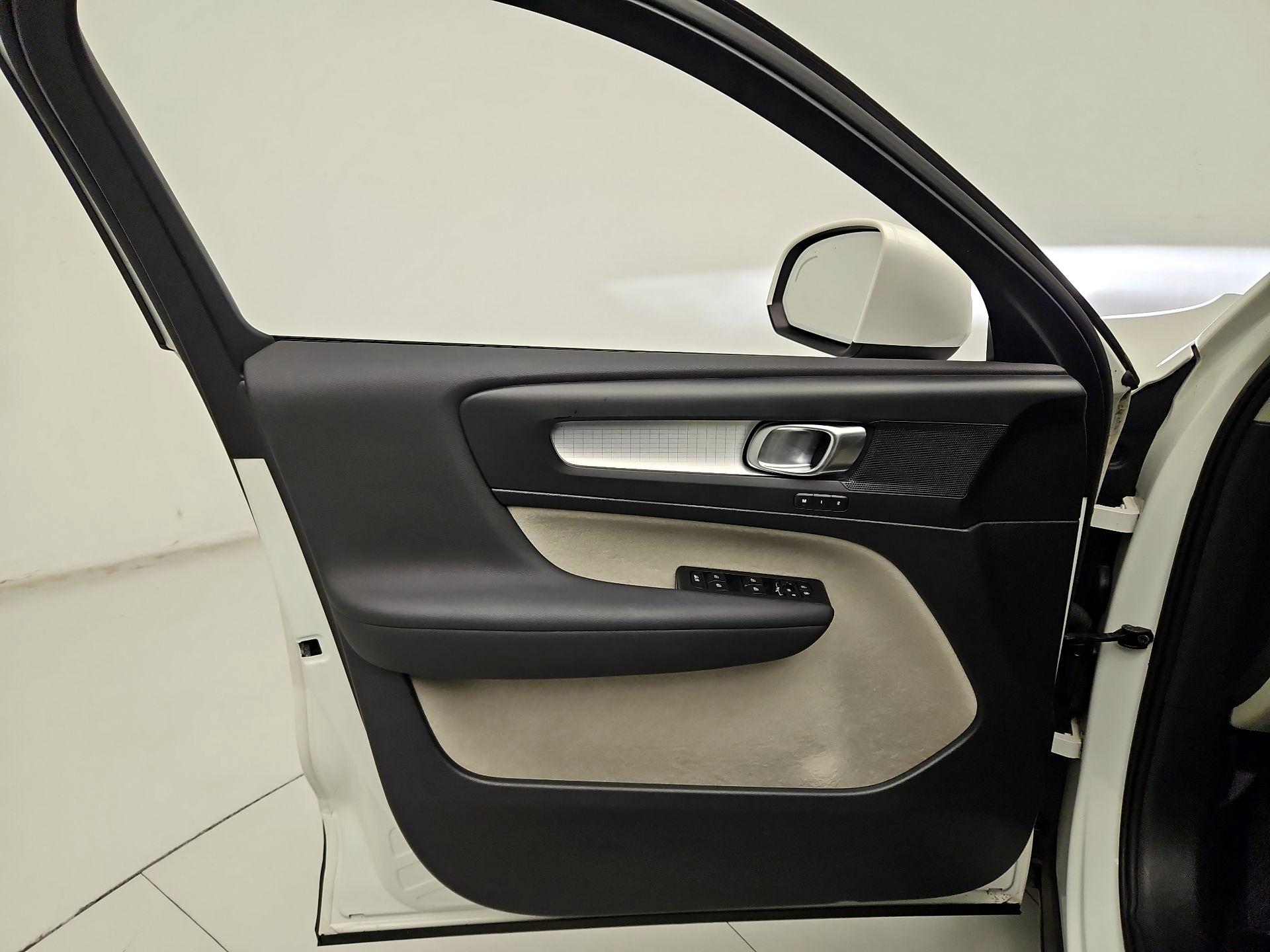 Thumbnail: 2021 Volvo XC40 - 12