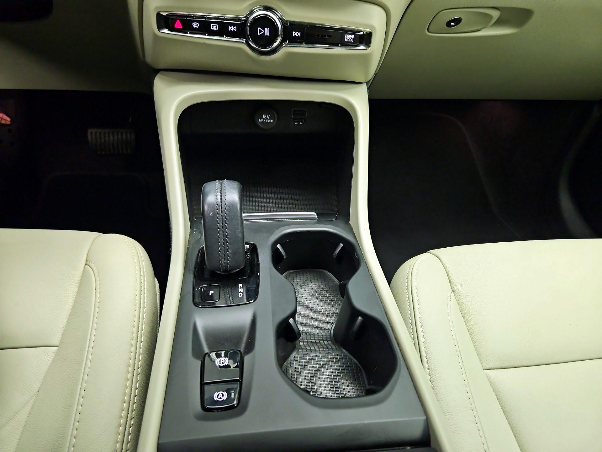 Thumbnail: 2021 Volvo XC40 - 16