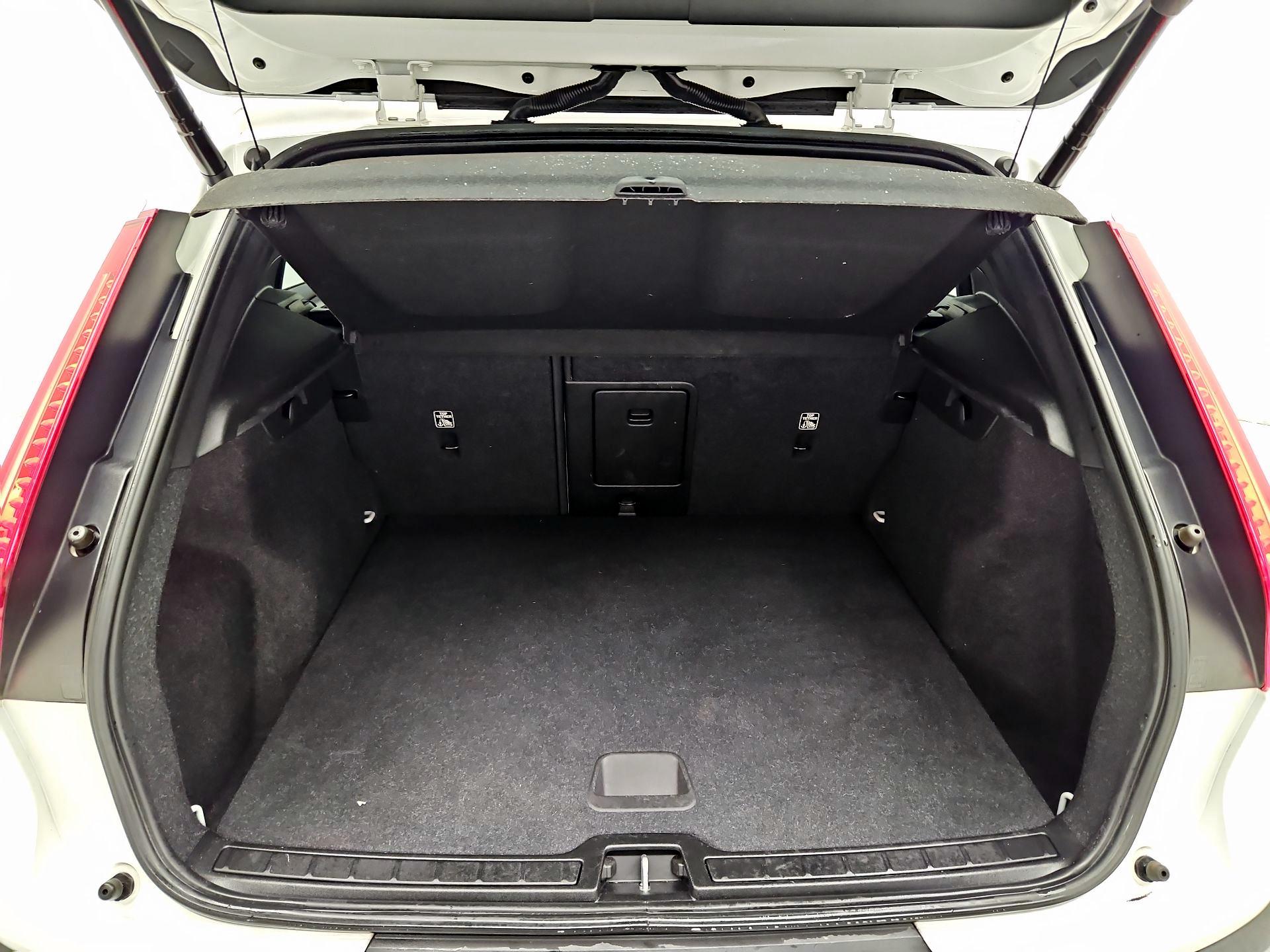 Thumbnail: 2021 Volvo XC40 - 18