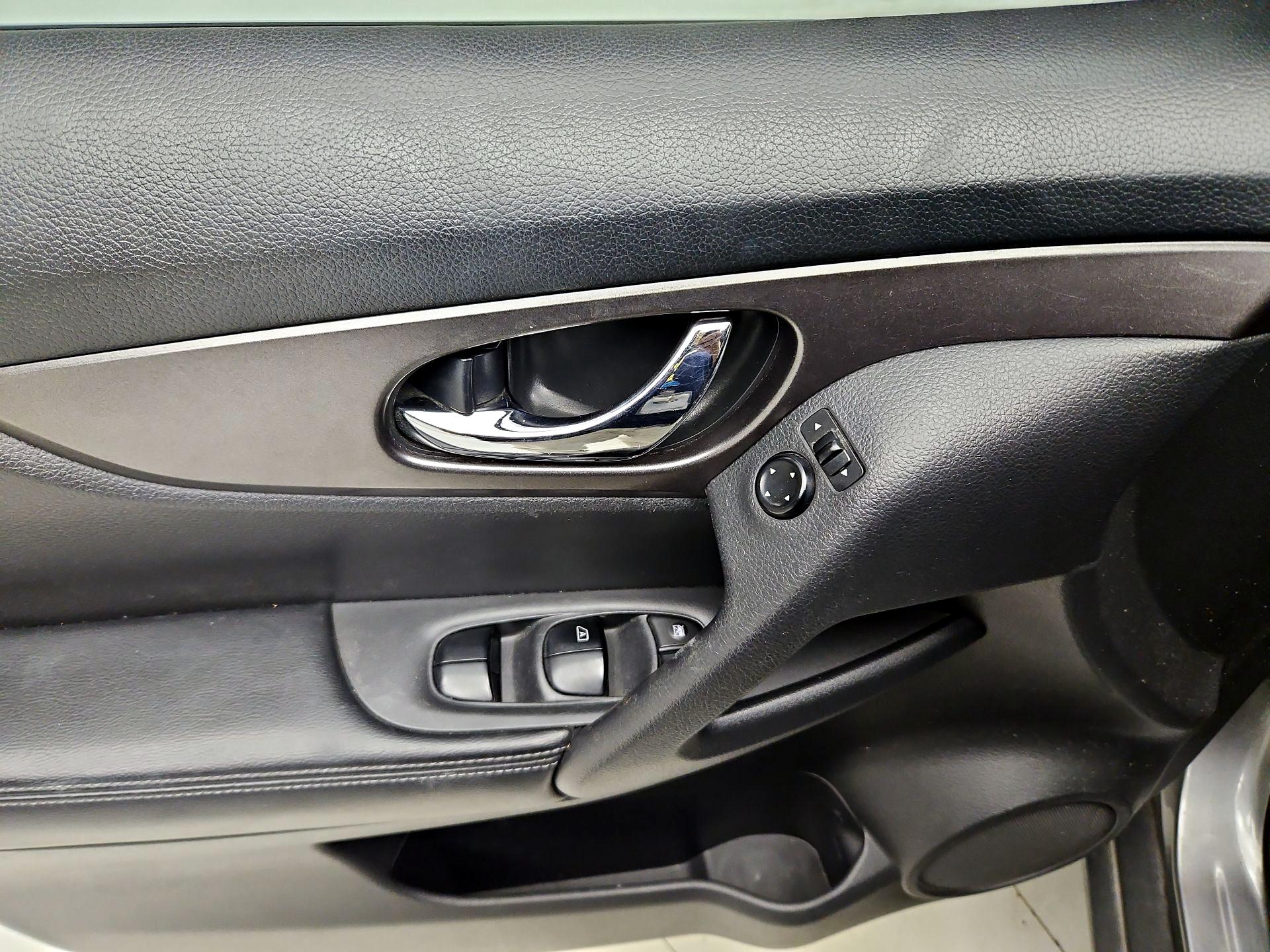 Thumbnail: 2016 Nissan Rogue - 12