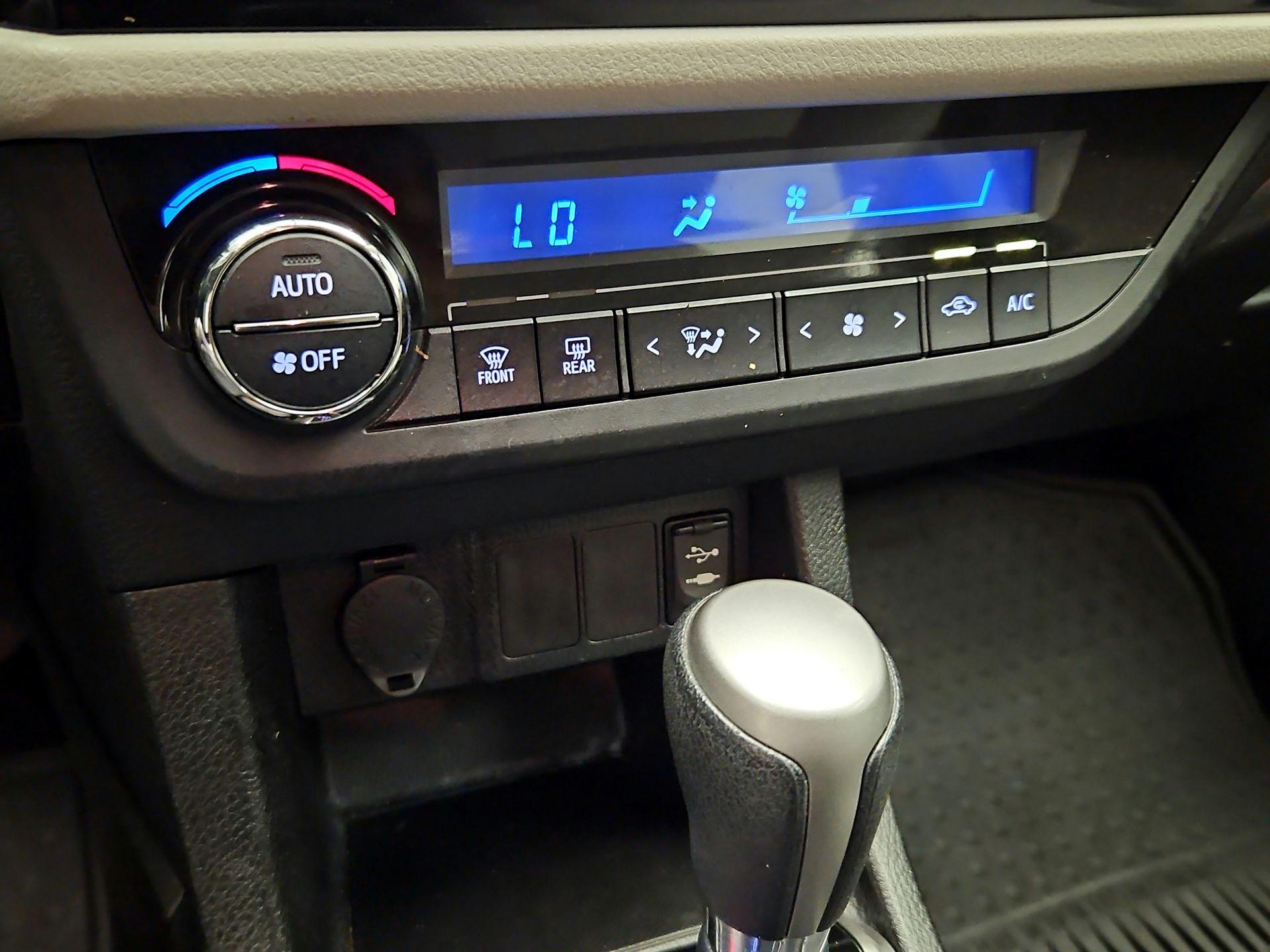 Thumbnail: 2014 Toyota Corolla - 16