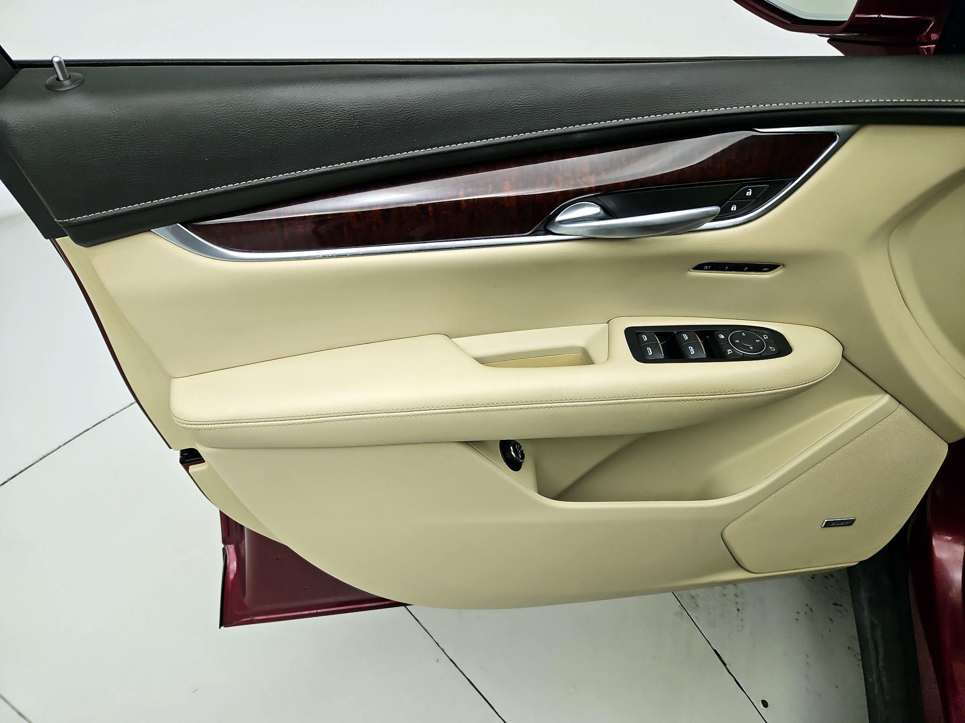 Thumbnail: 2017 Cadillac XT5 - 12