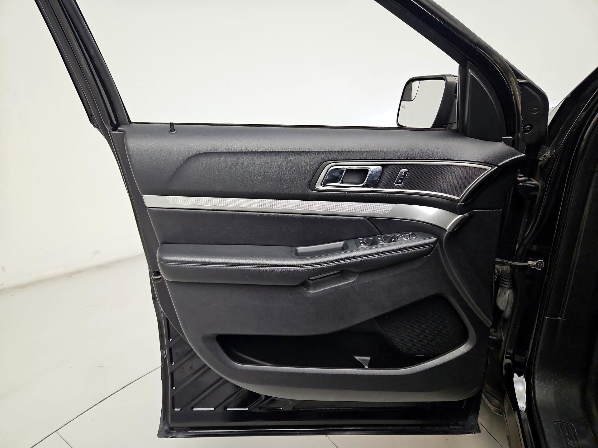 Thumbnail: 2016 Ford Explorer - 12