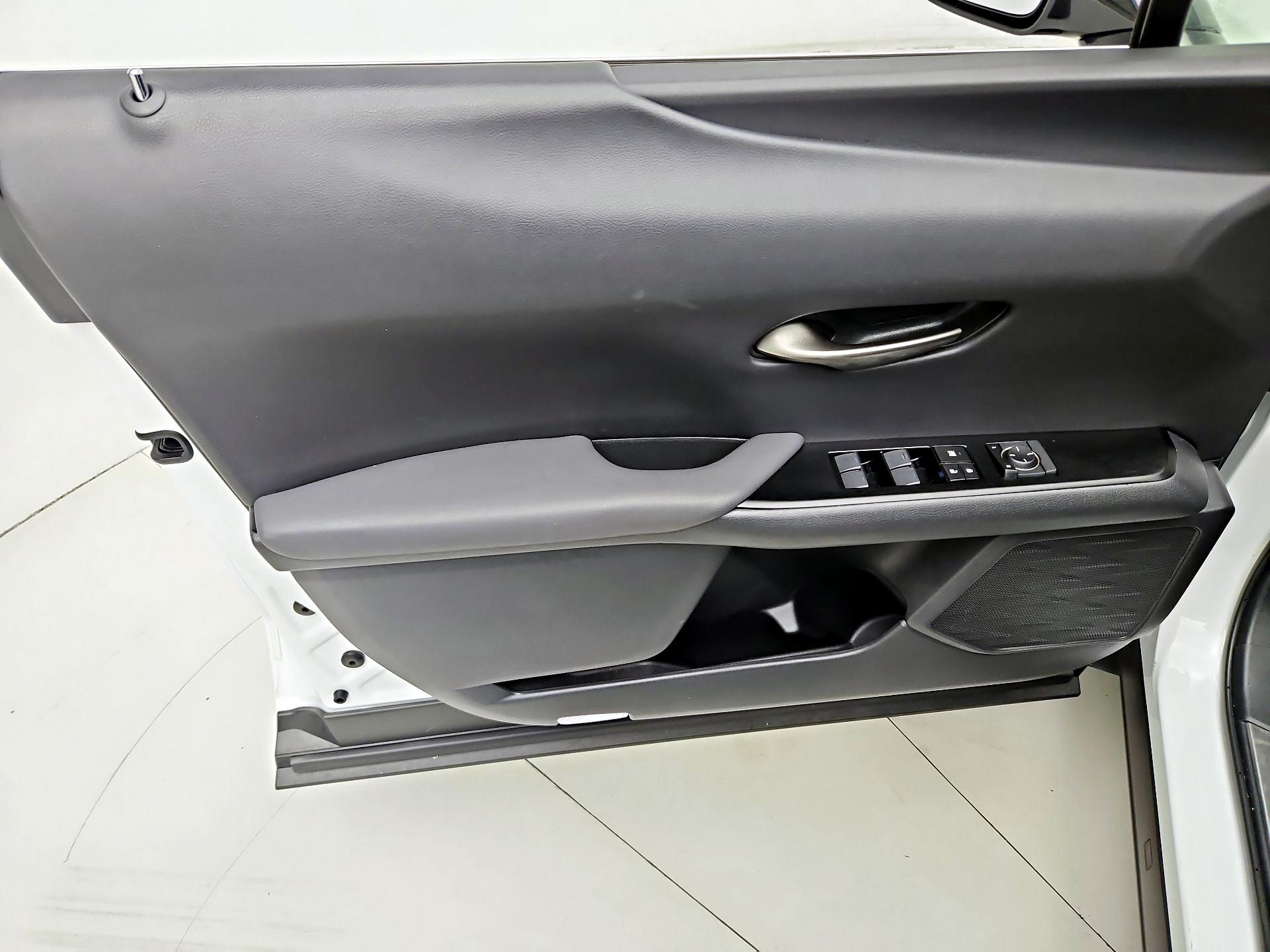 Thumbnail: 2019 Lexus UX - 12