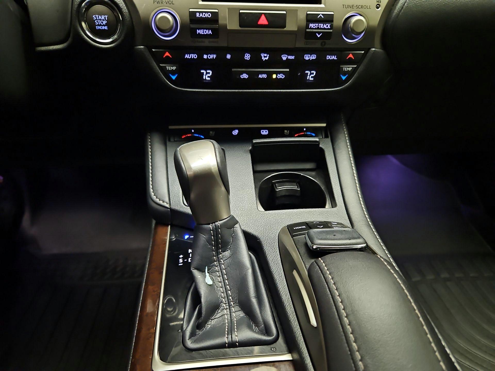 Thumbnail: 2017 Lexus ES - 16