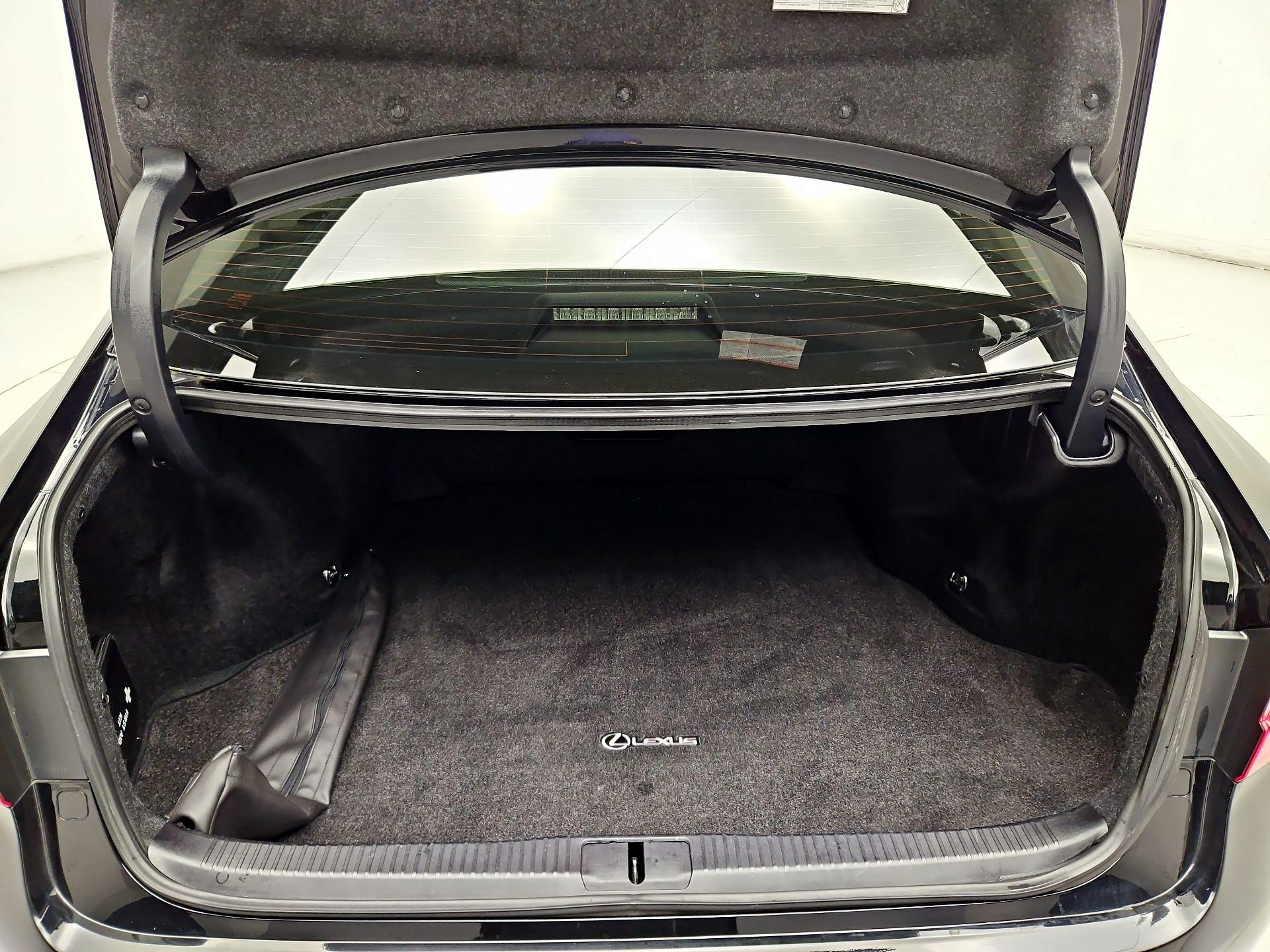 Thumbnail: 2017 Lexus ES - 18