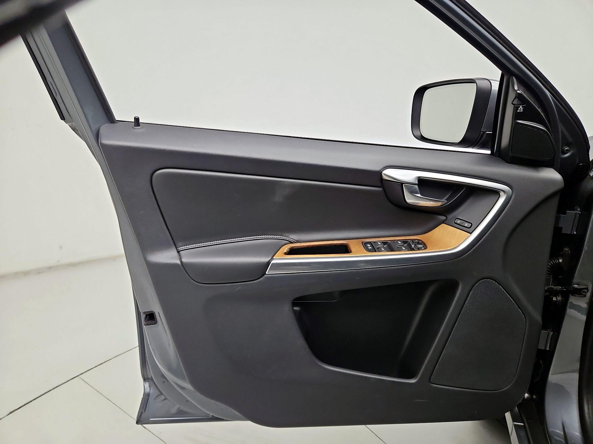 Thumbnail: 2017 Volvo XC60 - 12