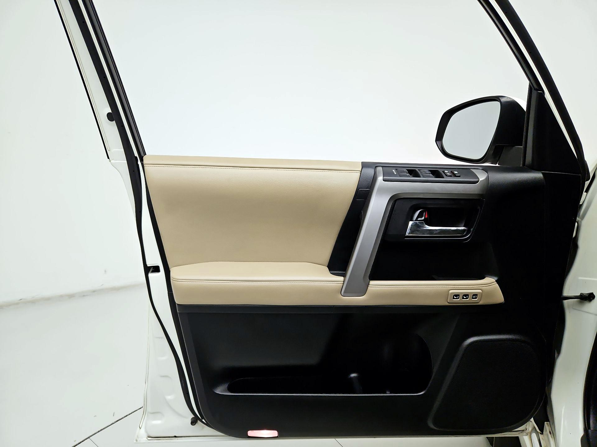 Thumbnail: 2015 Toyota 4Runner - 12