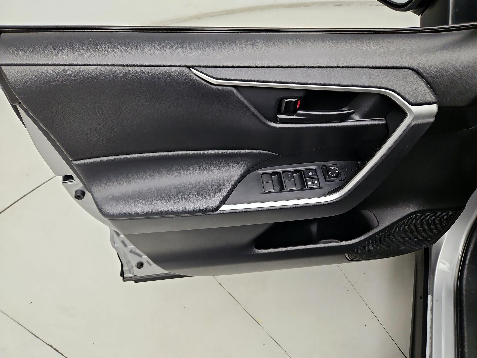 Thumbnail: 2022 Toyota RAV4 - 12