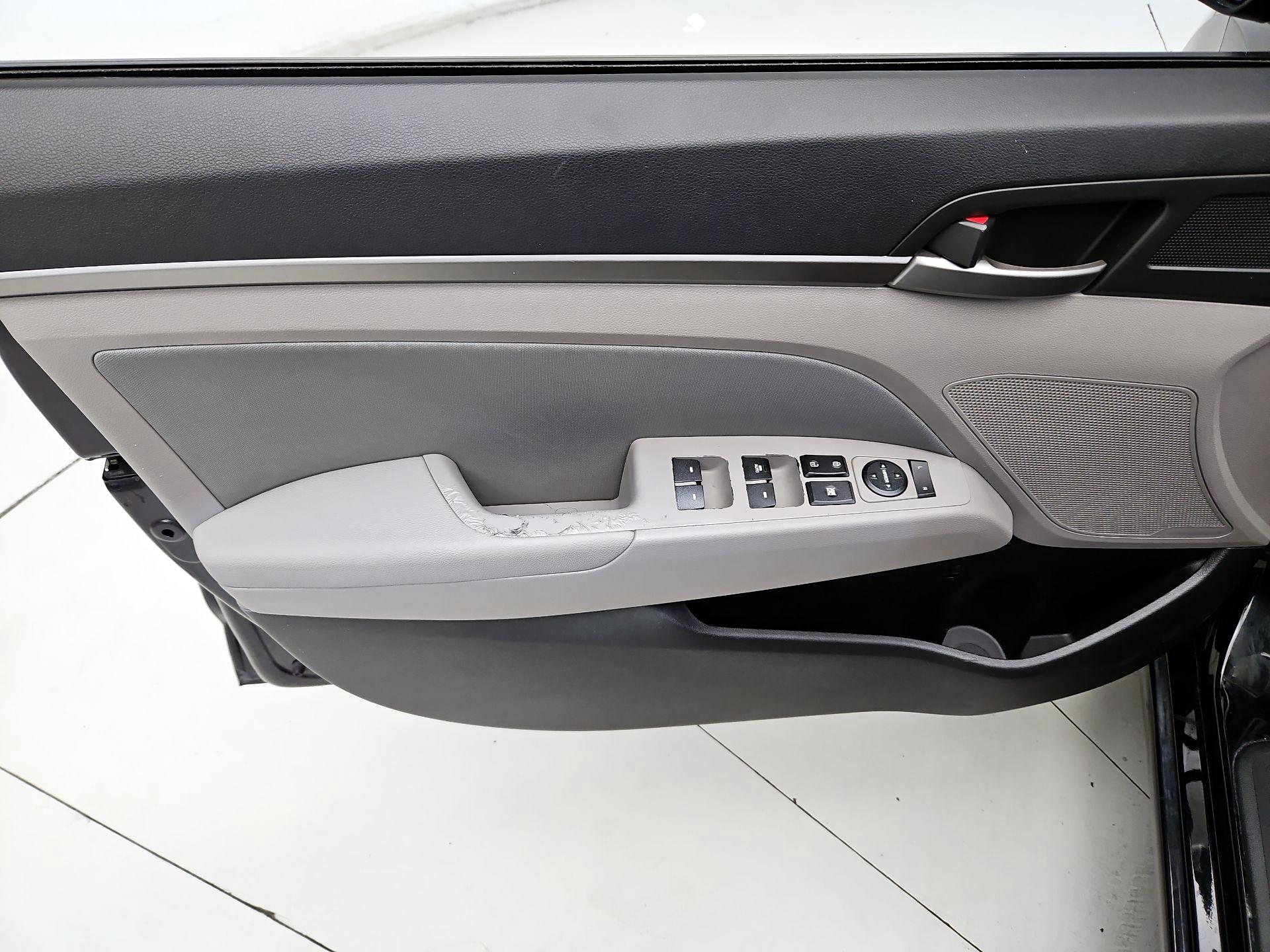 Thumbnail: 2018 Hyundai Elantra - 12