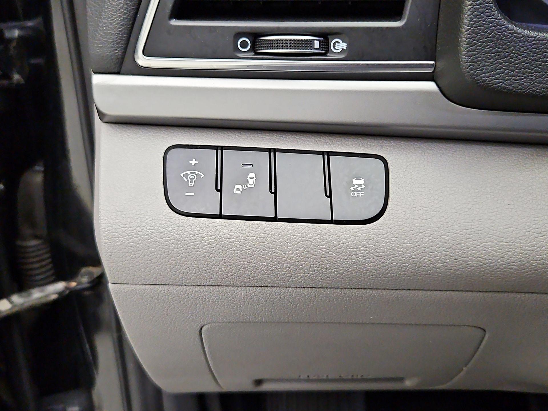 Thumbnail: 2018 Hyundai Elantra - 13