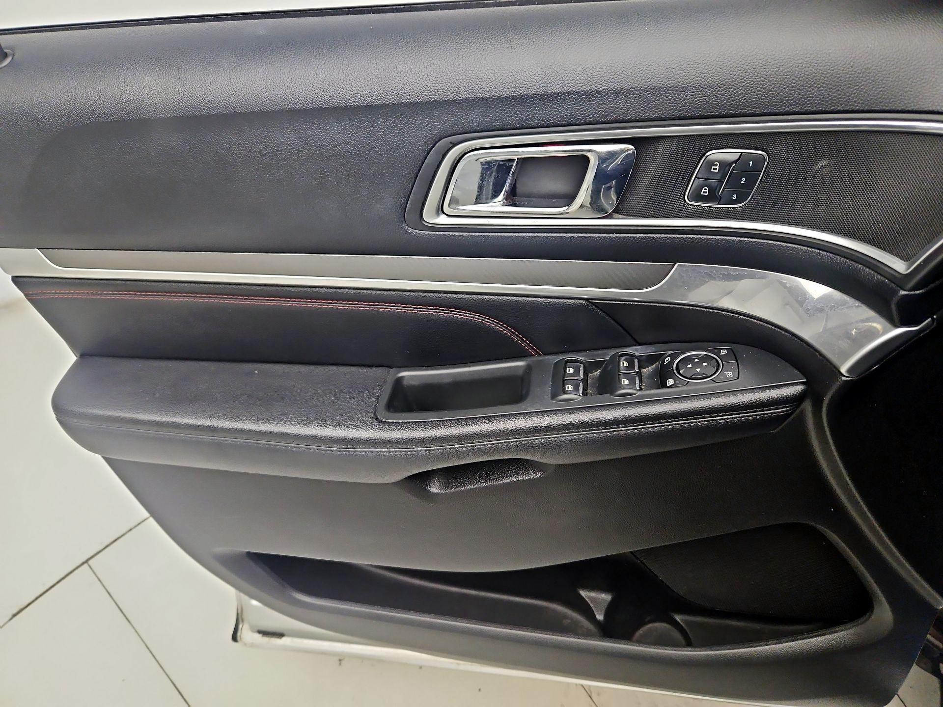 Thumbnail: 2016 Ford Explorer - 12